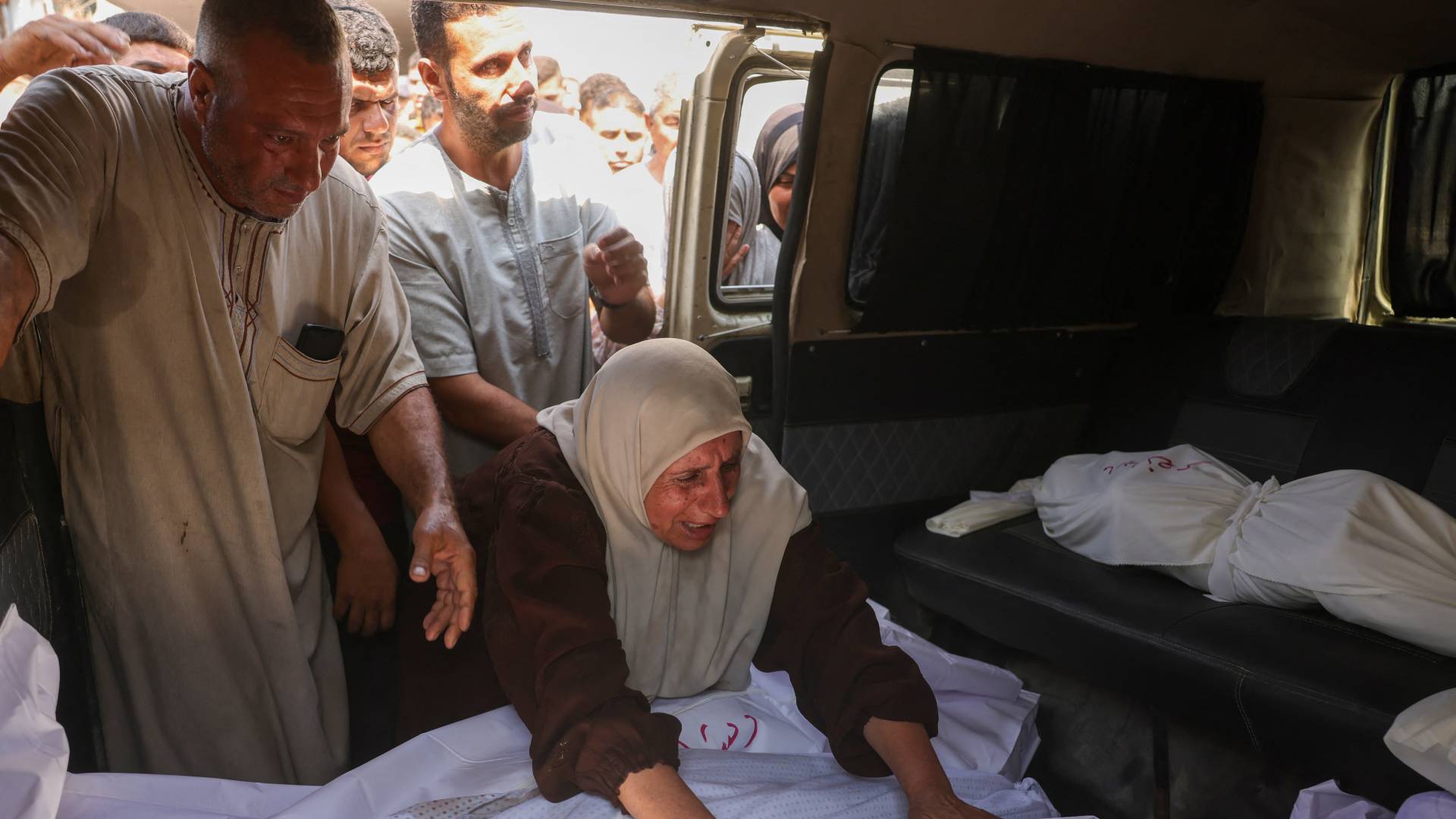 فلسطينية تبكي أحد أفراد عائلتها في قطاع غزة