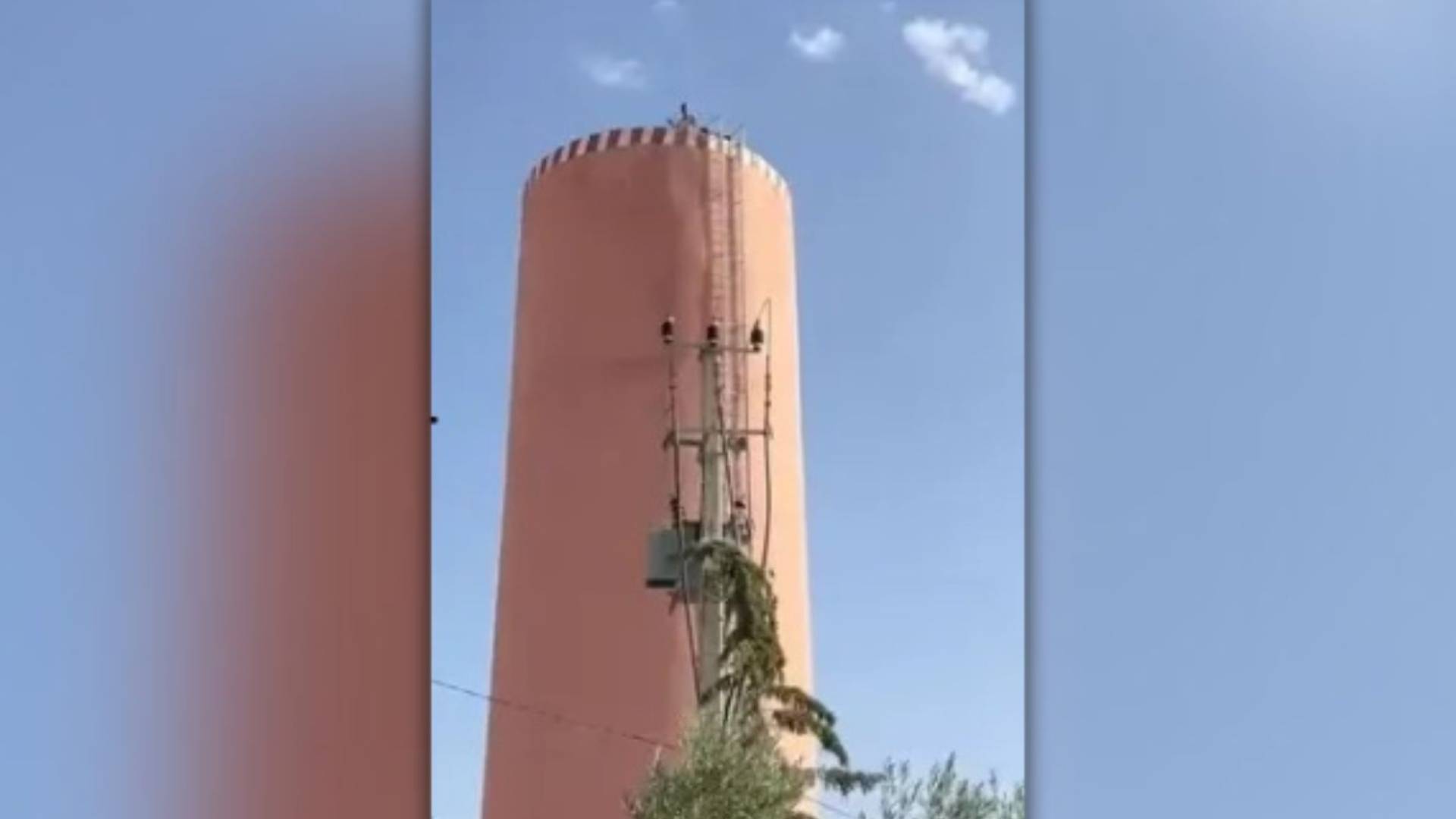 محتج فوق خزان مياه بالمغرب