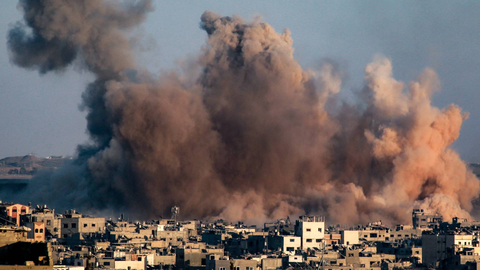 دمار في جباليا بقطاع غزة وتصاعد الدخان جراء عدوان الاحتلال الإسرائيلي