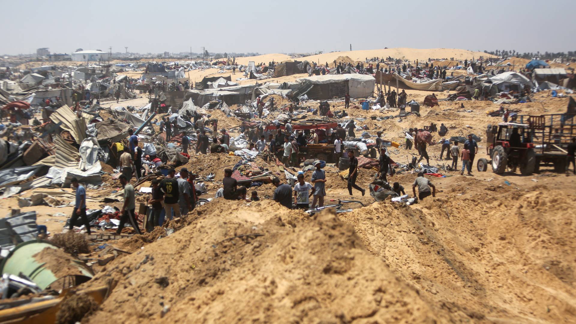 دمار في مخيم في خان يونس جنوب قطاع غزة