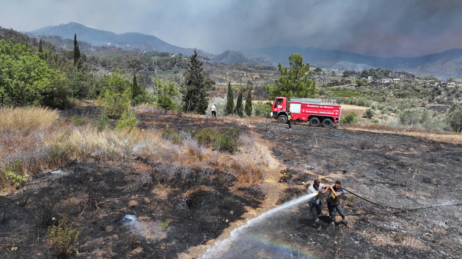 الدفاع المدني السوري يعمل على إطفاء الحرائق