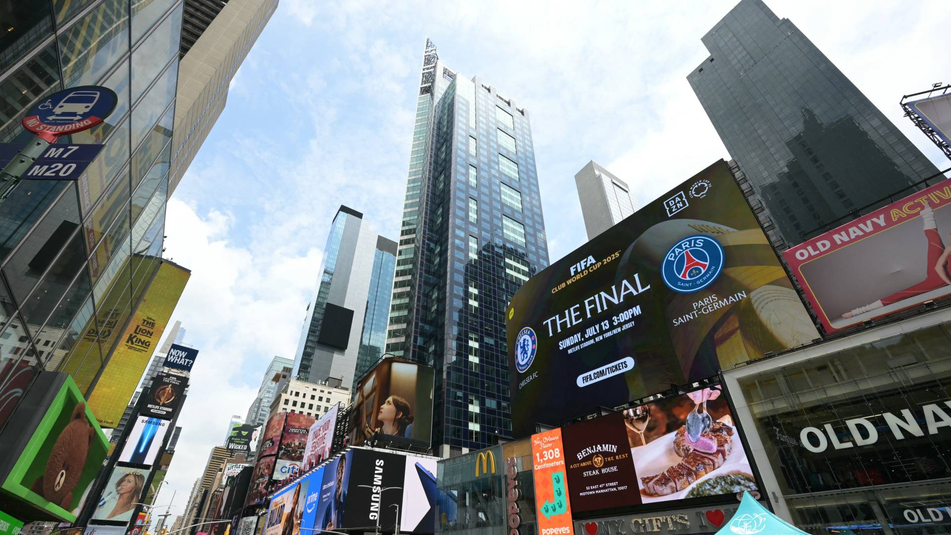 نادي باريس سان جيرمان ونادي تشيلسي في لوحة ترويجية لنهائي كأس العالم للاندية