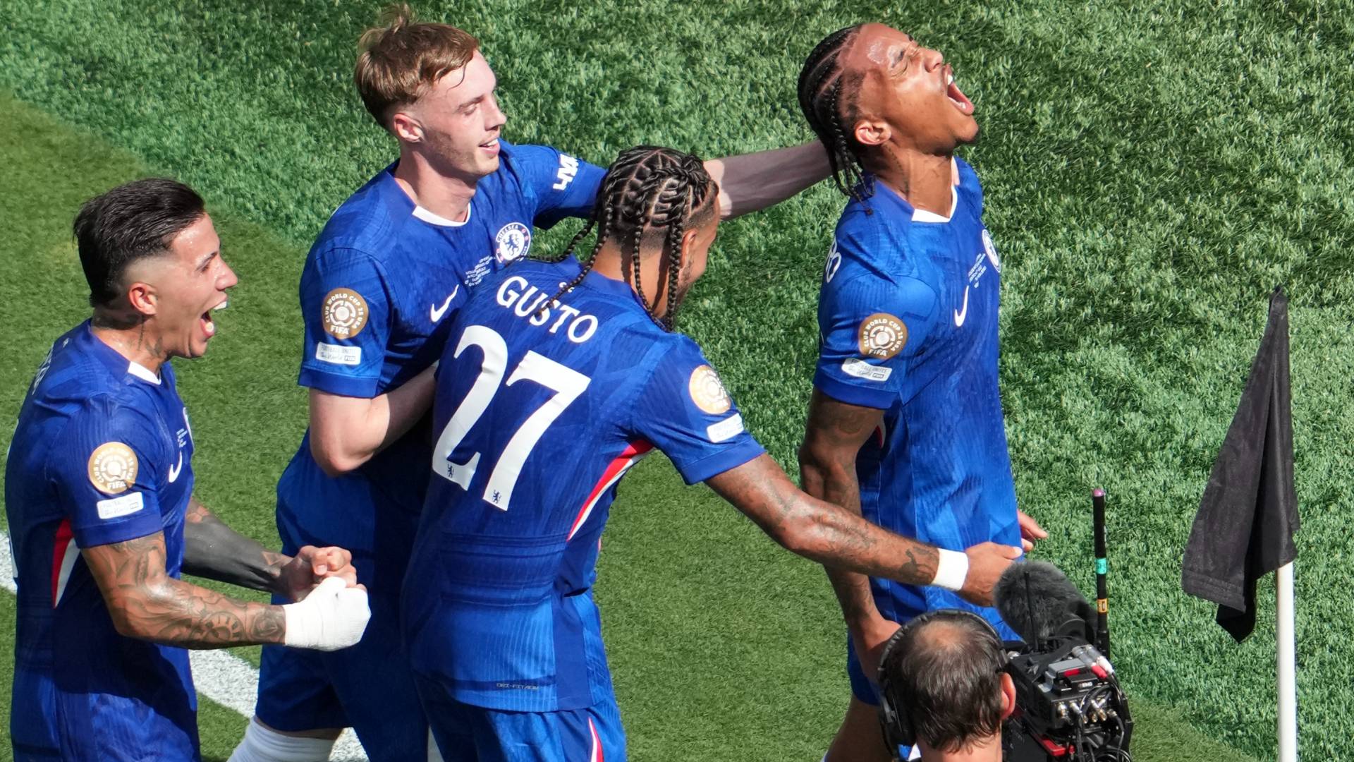 لاعبو تشيلسي يحتفلون