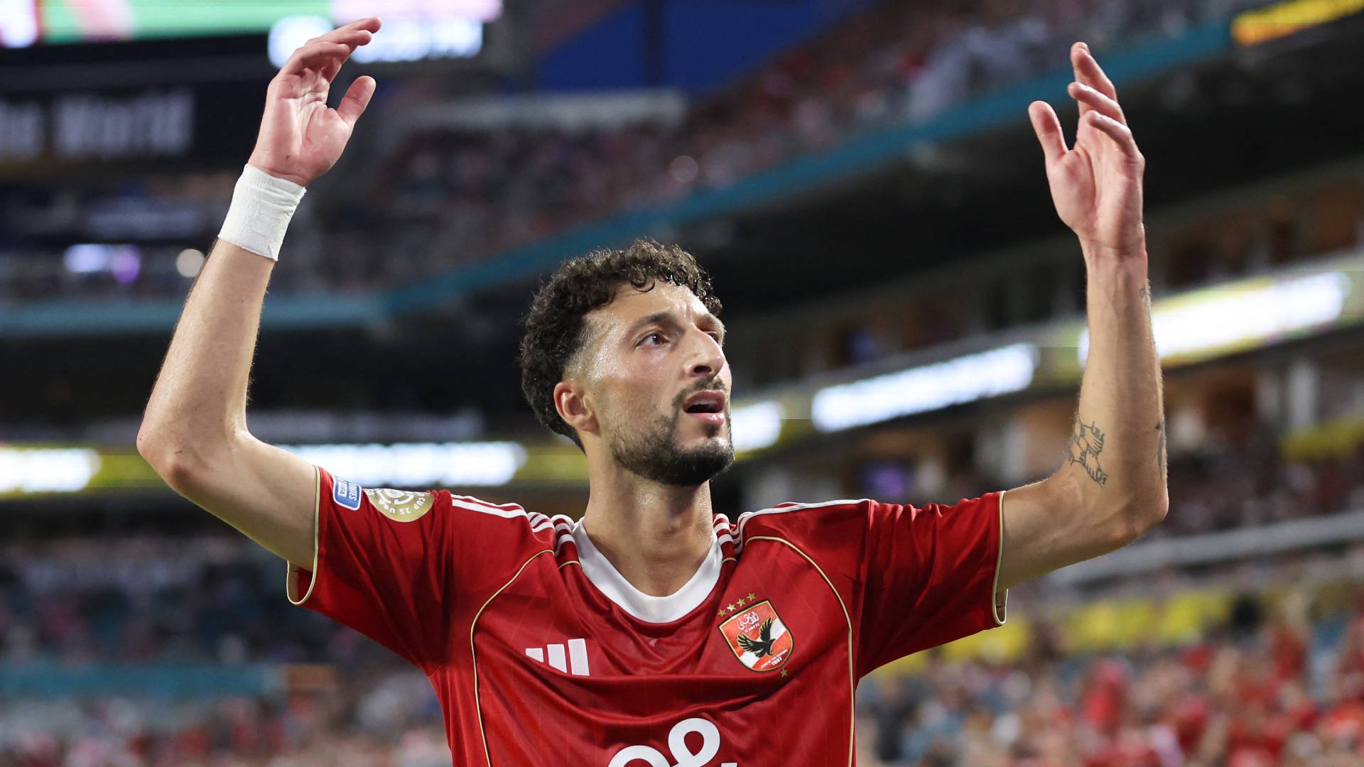 لاعب الأهلي المصري وسام أبو علي