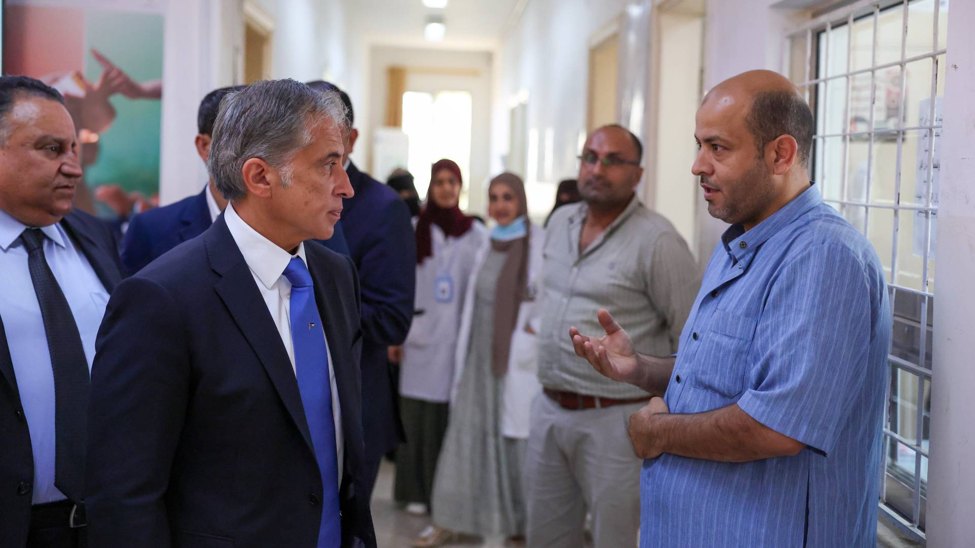 رئيس الوزراء يتفقد مركز صحي مغير السرحان ويستمع لملاحظات المراجعين ويوجه بتعزيز الخدمات الصحية