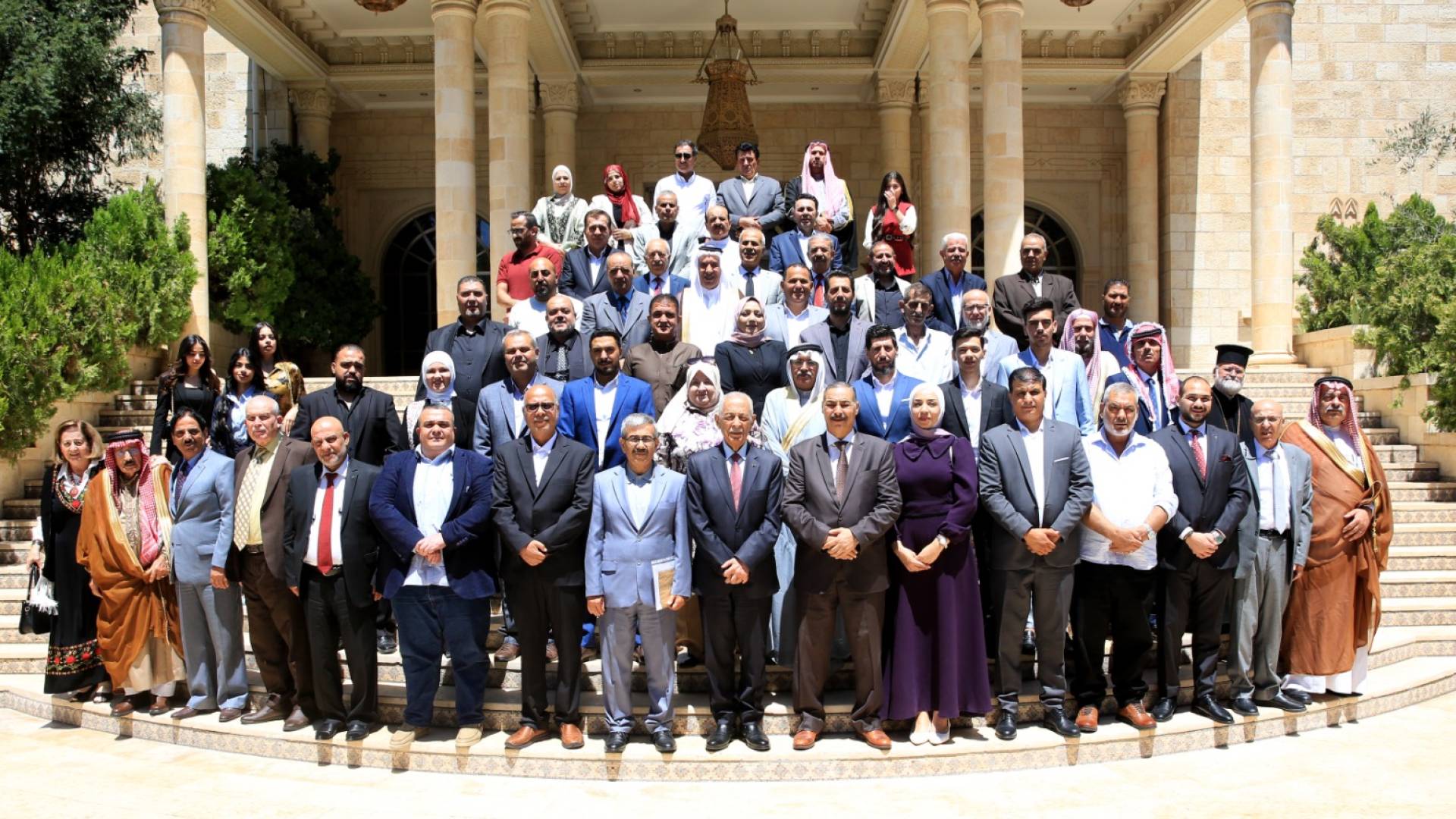 العيسوي خلال لقائه فعاليات شعبية وطلبة جامعيين