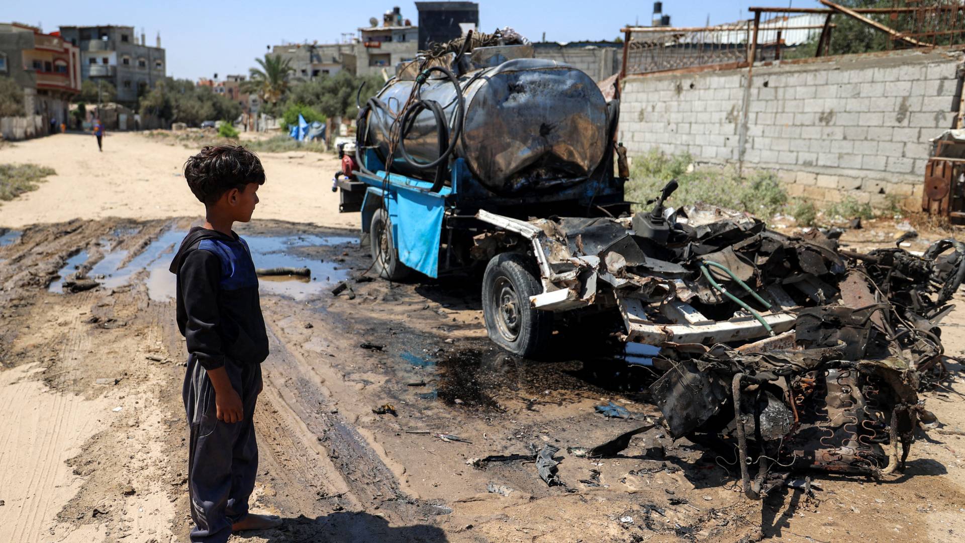 استهداف تنك لتوزيع المياه في غزة