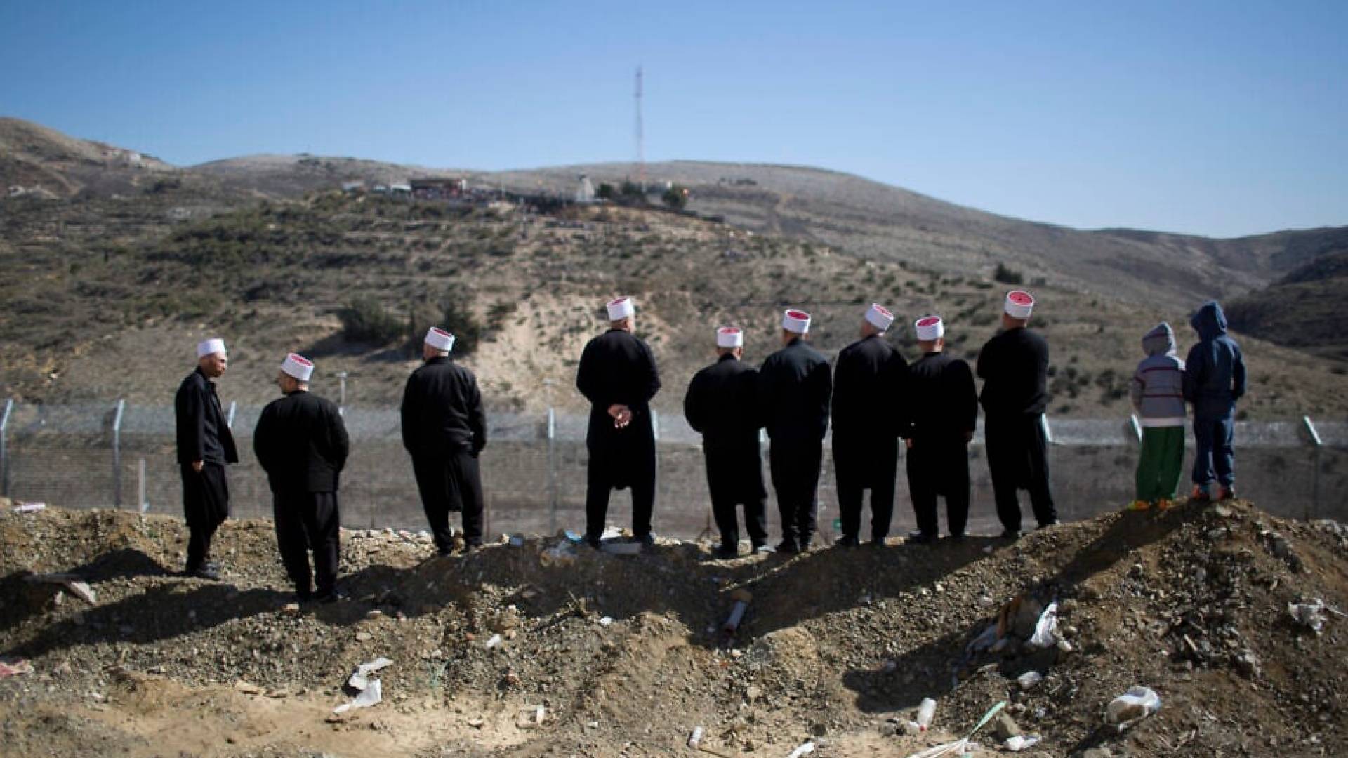 جيش الاحتلال: العشرات من الدروز يعبرون الحدود إلى سوريا في مجدل شمس ونعمل على إعادتهم