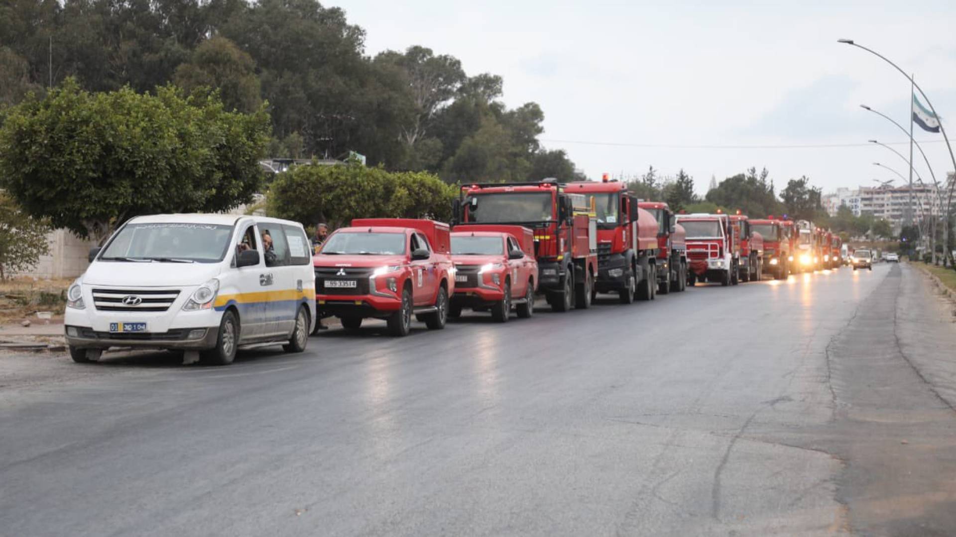 مديرية الأمن العام تنشر صورًا لفرق الإطفاء الأردنية بعد أداء عمل بطولي على الساحل السوري
