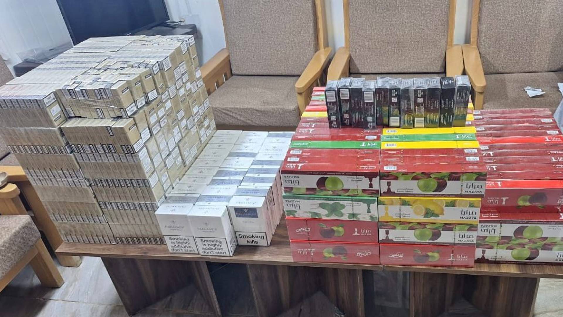 الجمارك تضبط 30 ألف عبوة “جوس تدخين”