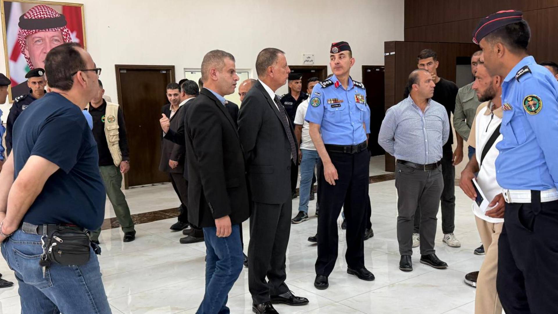 وزير الداخلية مازن الفراية يزور مركز حدود جابر