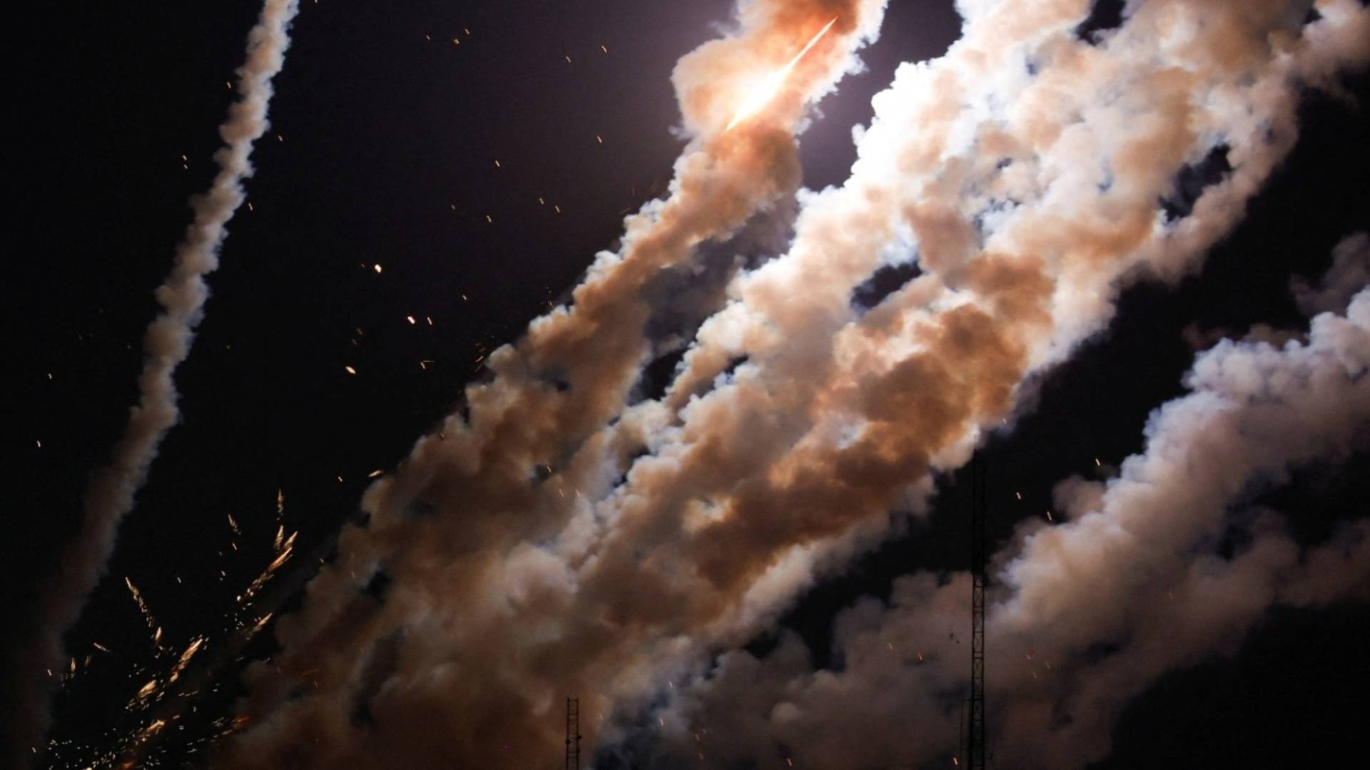 إطلاق صواريخ