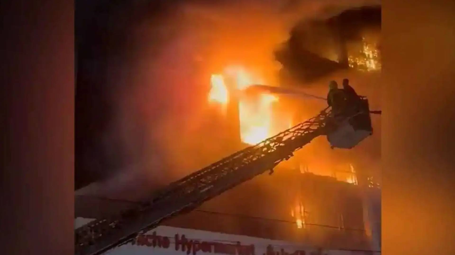 حريق مركز تجاري في مدينة الكوت بالعراق