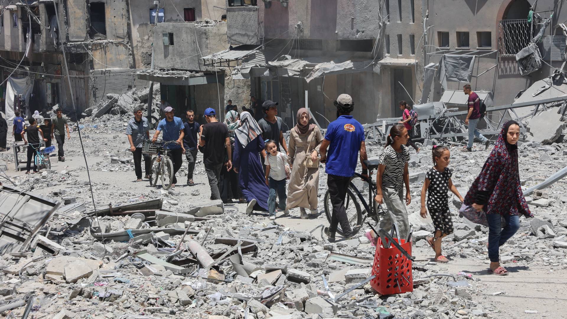 سكان في قطاع غزة يبحثون عن مأوى آمن