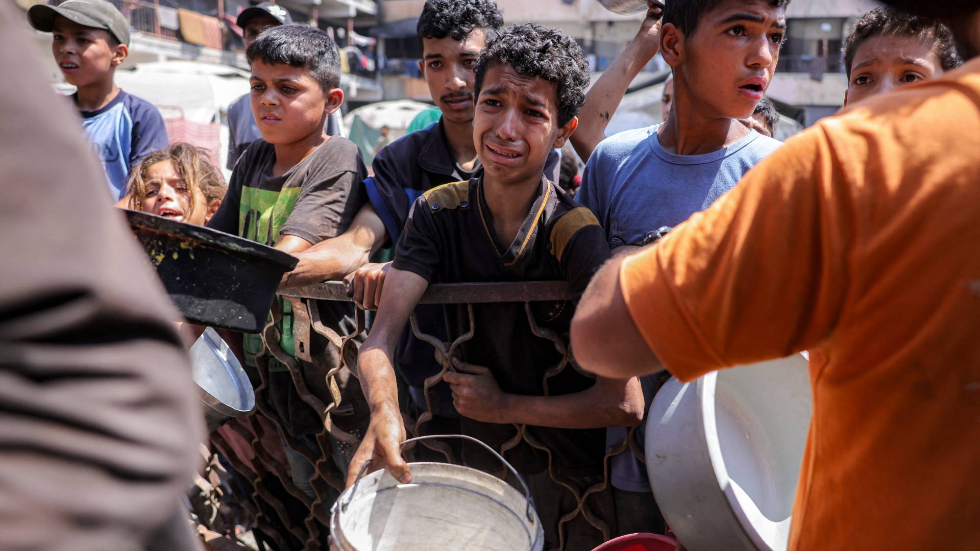 بكاء فلسطيني يترقب حصوله على القليل من الطعام في غزة