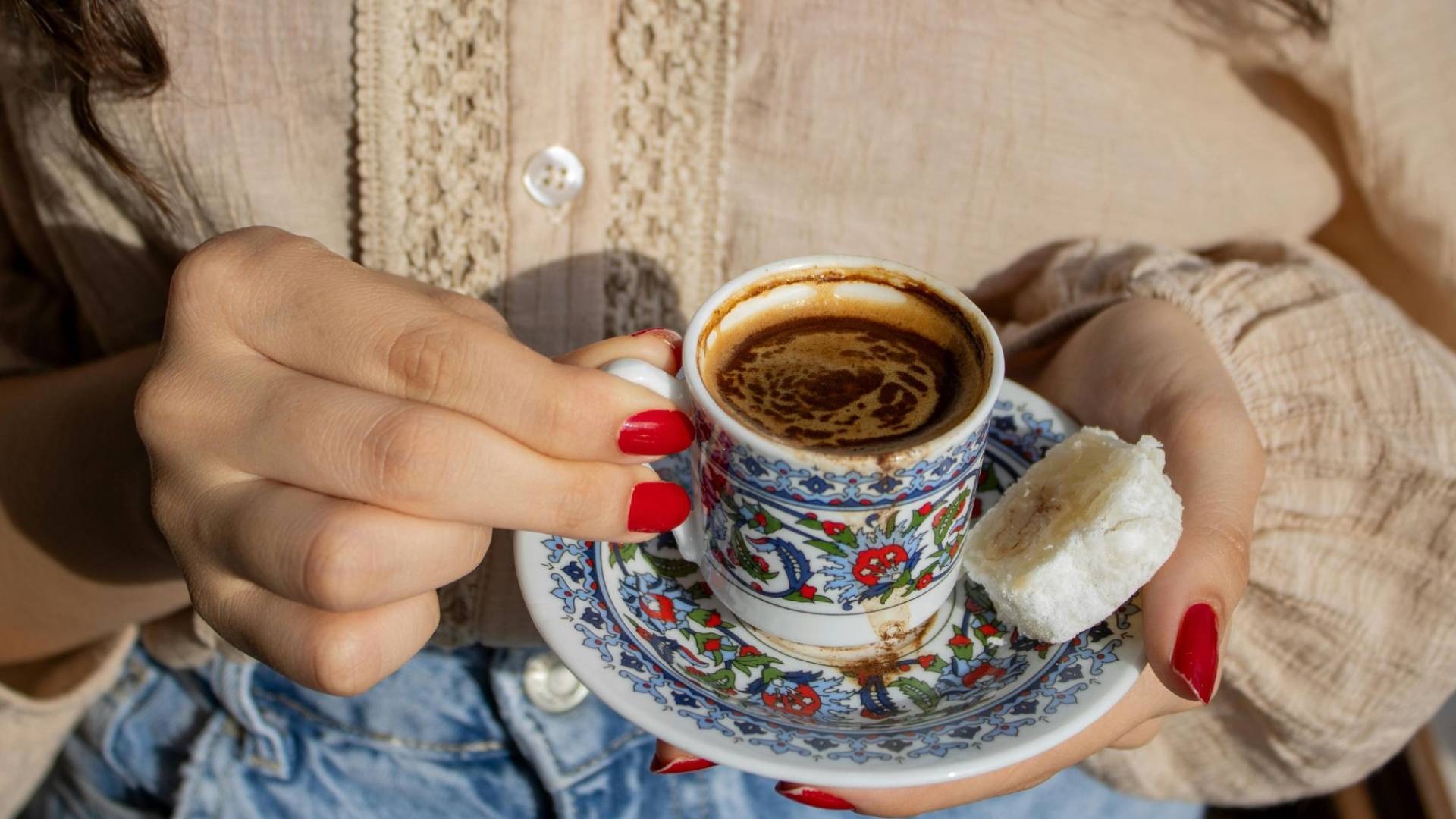 فتاة تحتسي القهوة