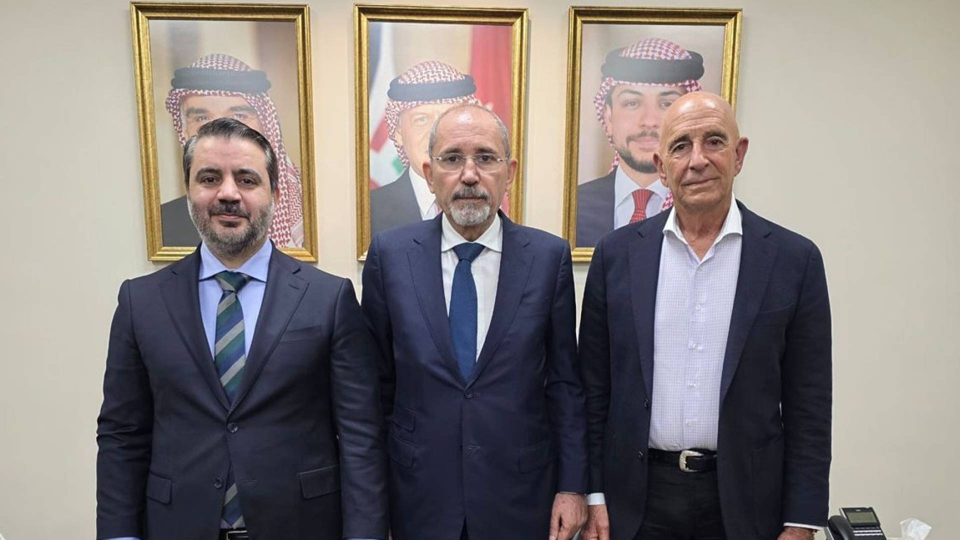 وزير الخارجية أيمن الصفدي ونظيره السوري والمبعوث الأمريكي إلى سوريا