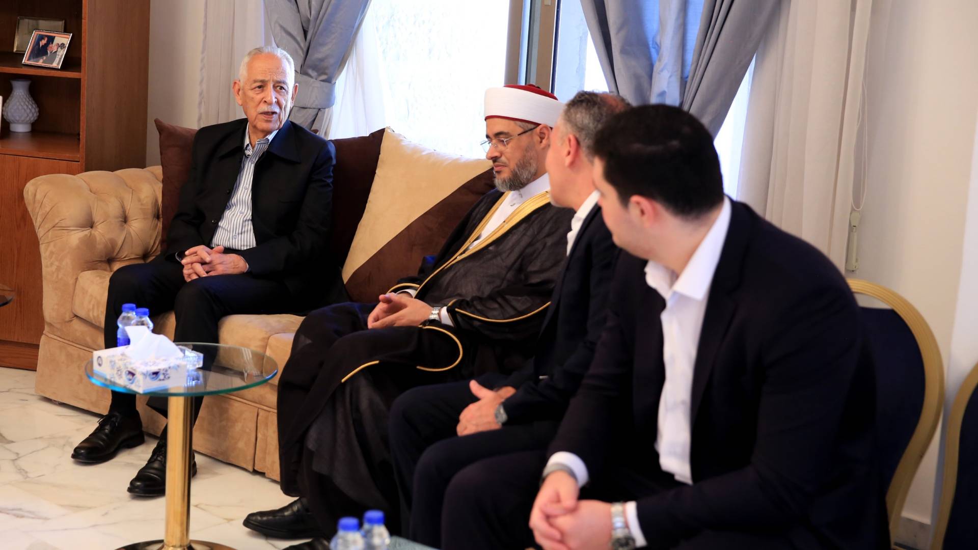 العيسوي ينقل تعازي الملك وولي العهد إلى عشيرة الخماش وآل جبران