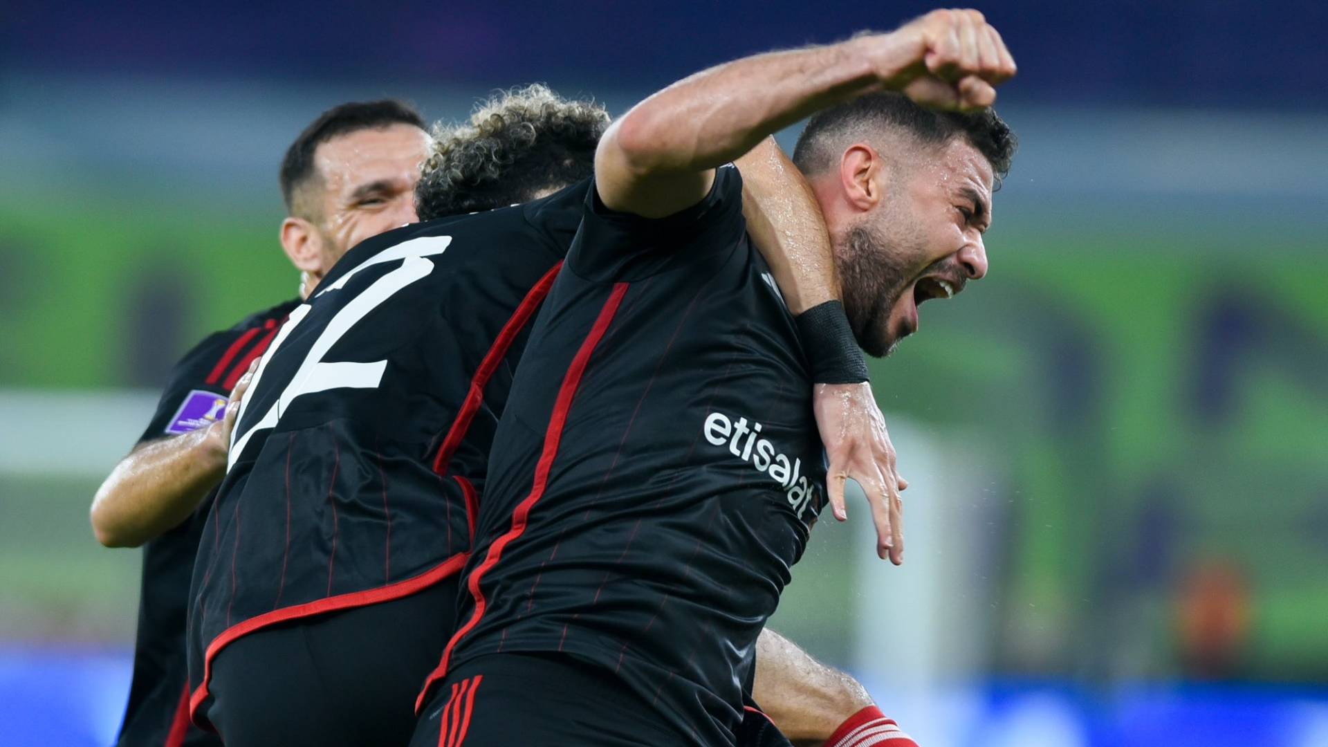 لاعبو الأهلي يحتفلون بهدف سابق