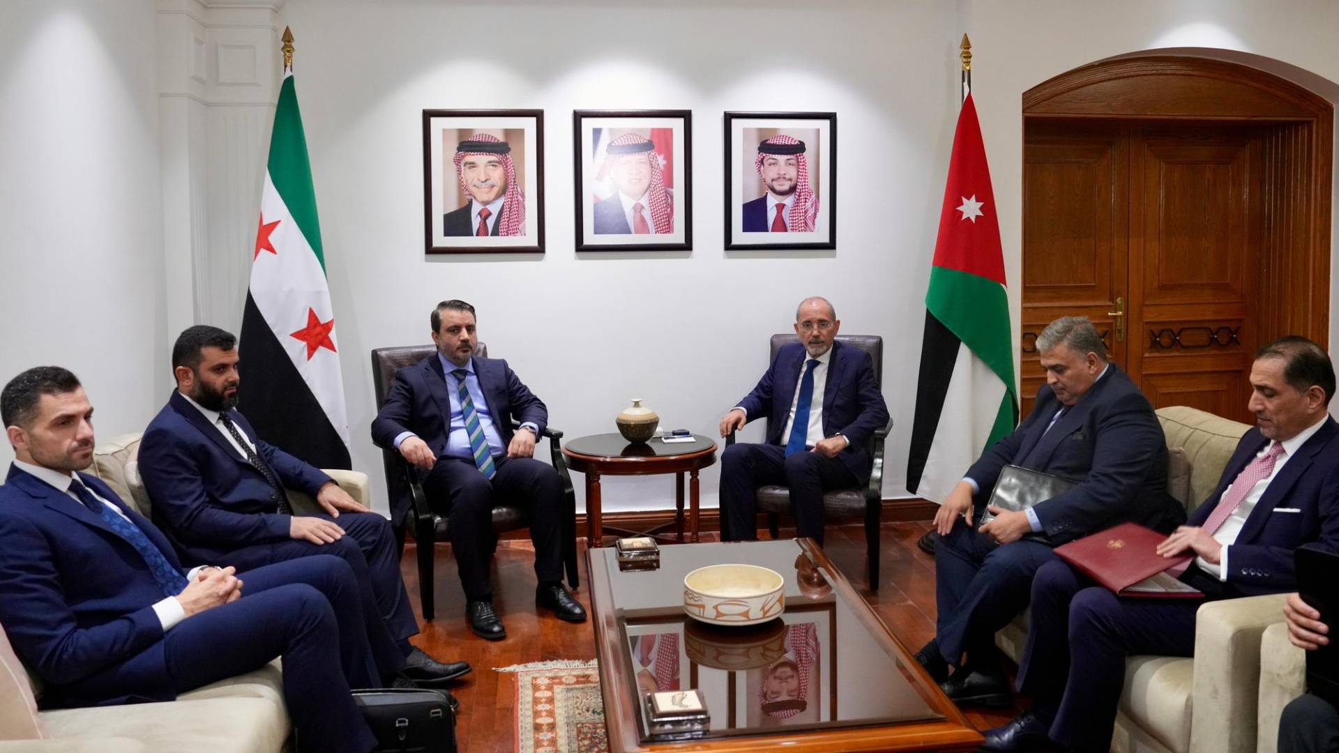 الصفدي ونظيره السوري يبحثان العلاقات الثنائية