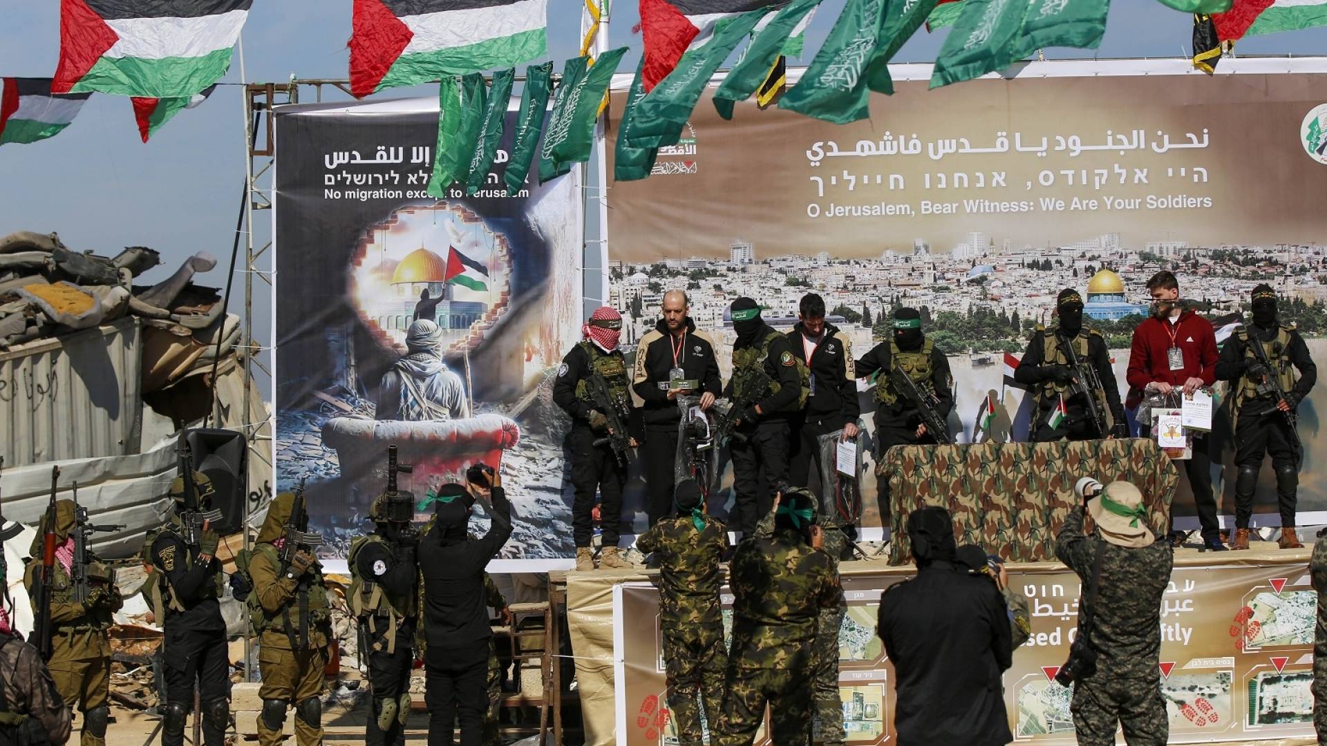 تسليم محتجزين في غزة