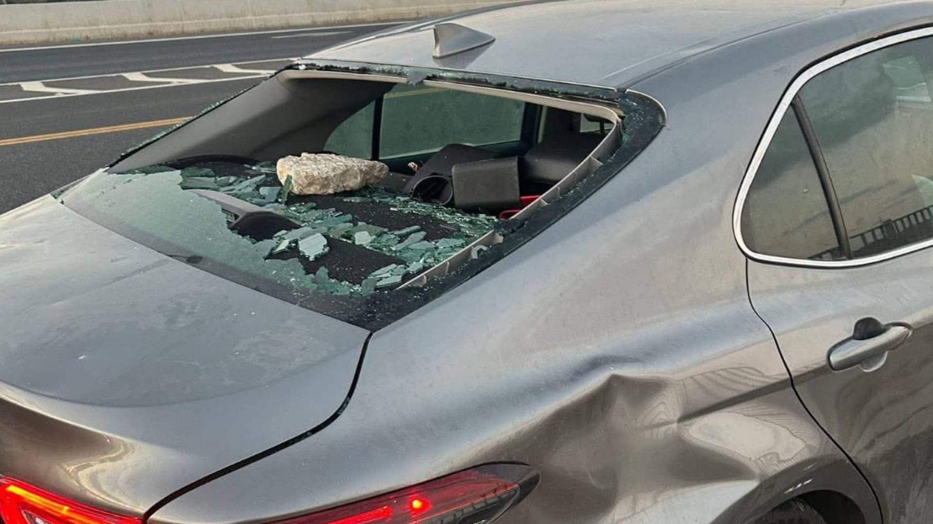 مستوطنون يمينيون يهاجمون سيارة النائب أيمن عودة ويهتفون "الموت للعرب"