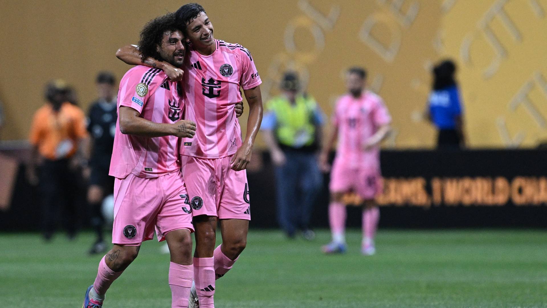 لاعبو إنتر ميامي يحتفلون بهدف