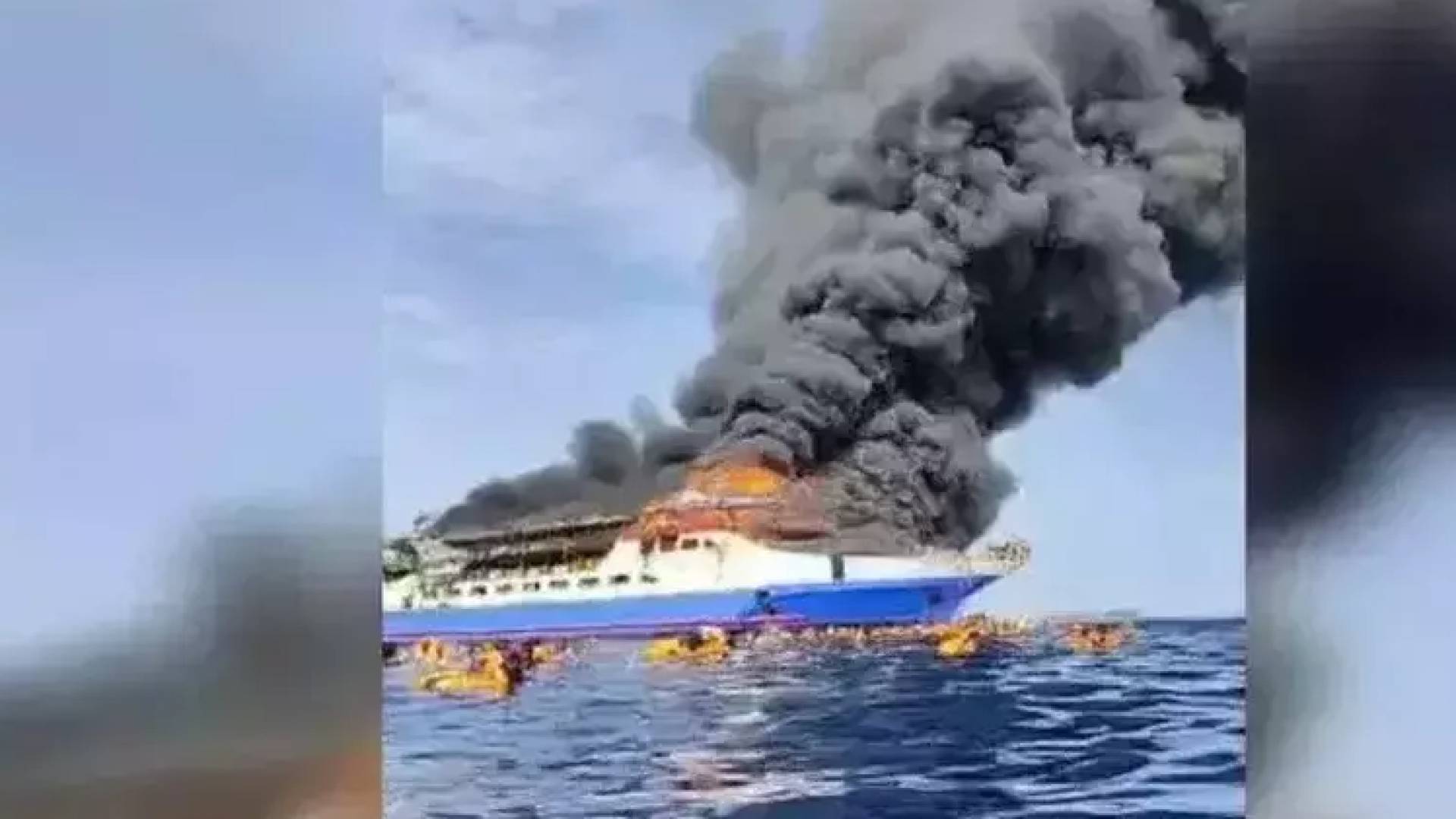 وفاة 5 أشخاص بحريق ضخم على متن عبارة في إندونيسيا - فيديو