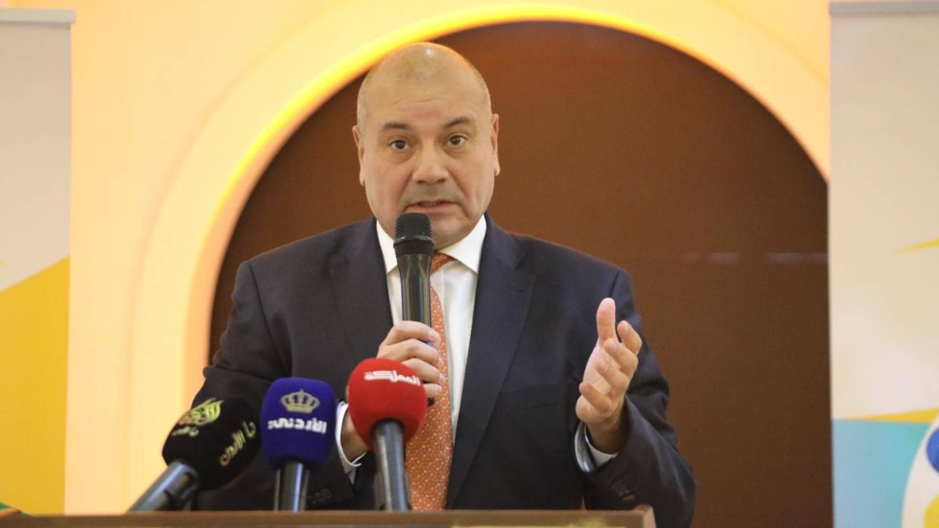 وزير الشؤون السياسية والبرلمانية، عبدالمنعم العودات