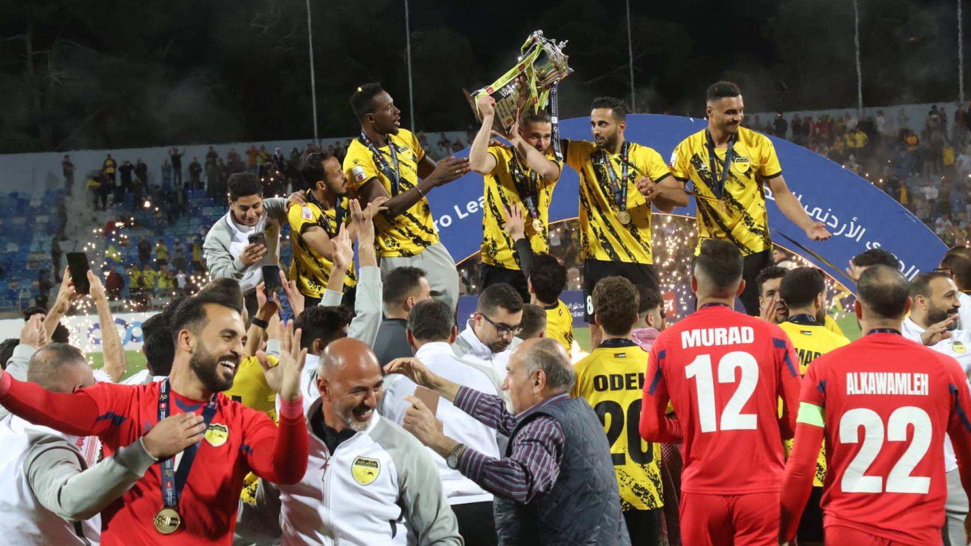 لاعبو الحسين يحتفلون بلقب الدوري