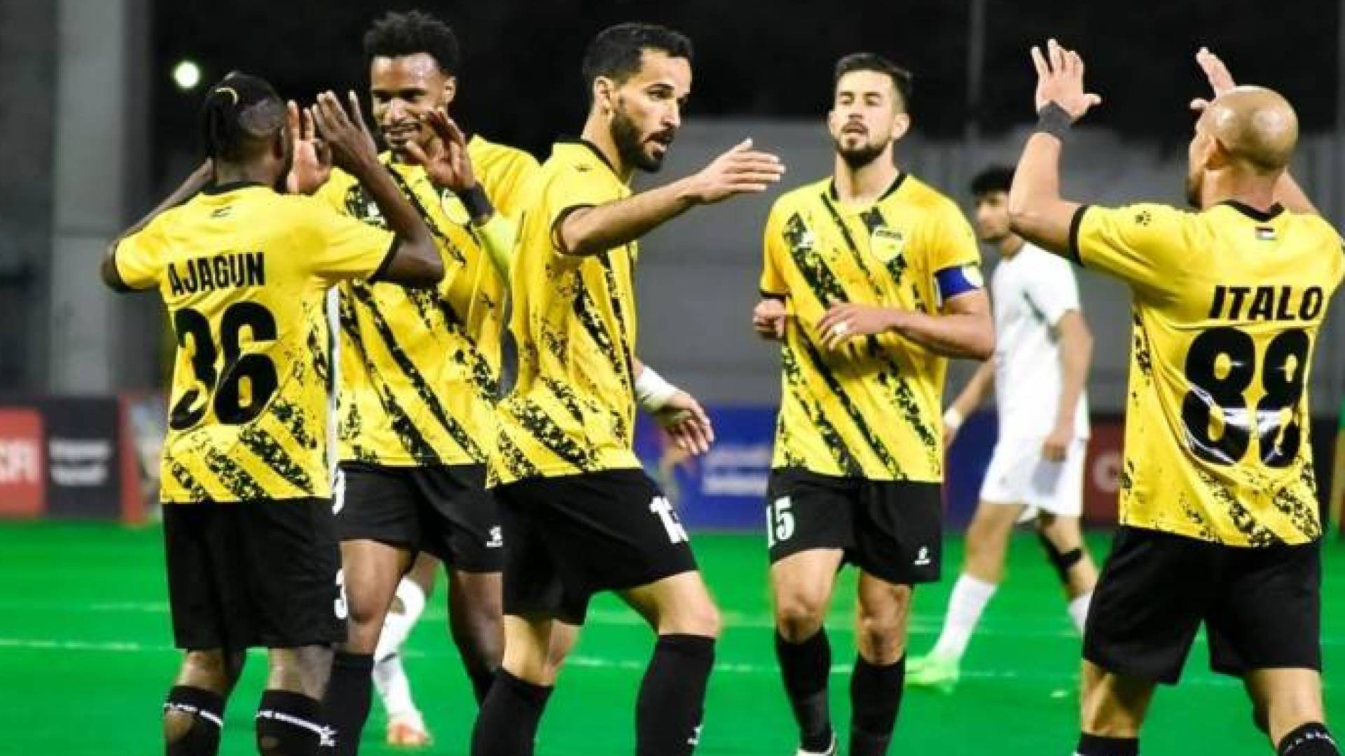 لاعبو الحسين يحتفلون بهدف سابق