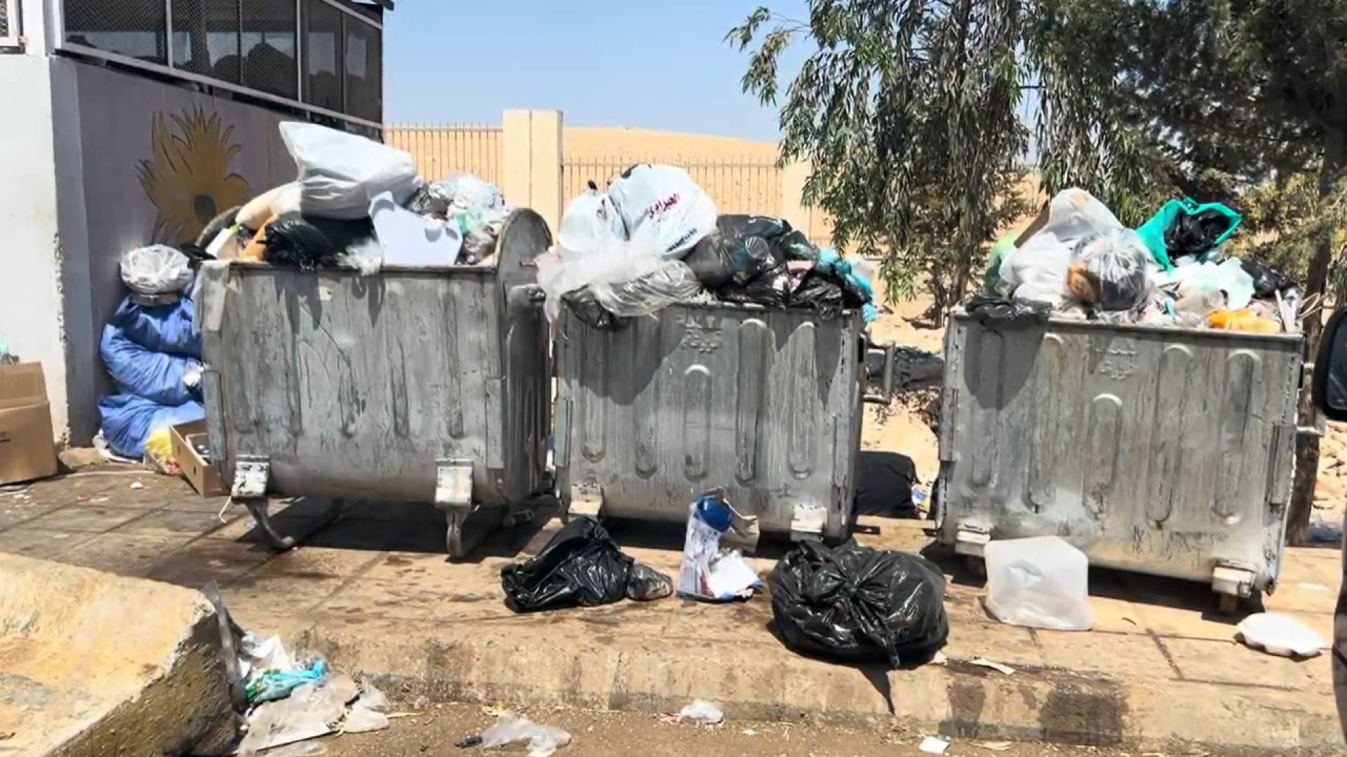 شكاوى من تراكم النفايات أمام مستشفى الزرقاء الحكومي