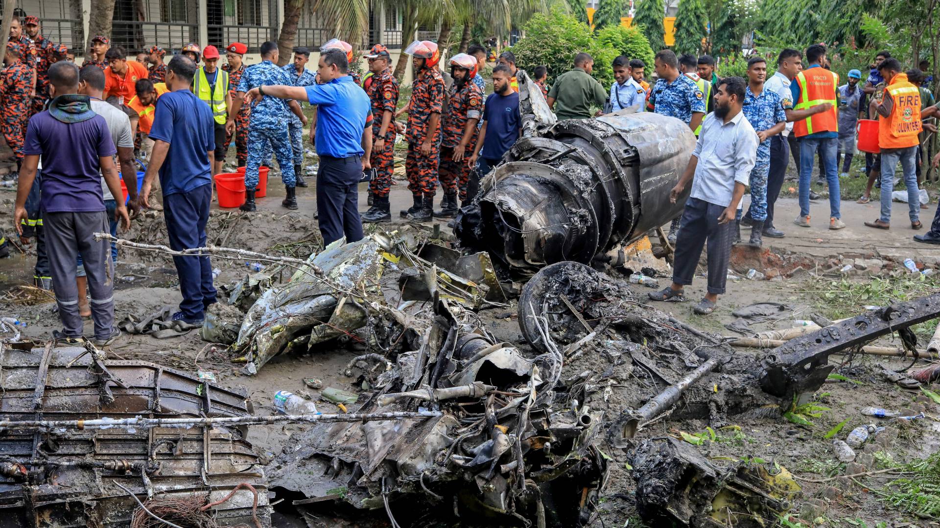 مصرع 27 شخصا بتحطم طائرة مقاتلة في بنغلاديش