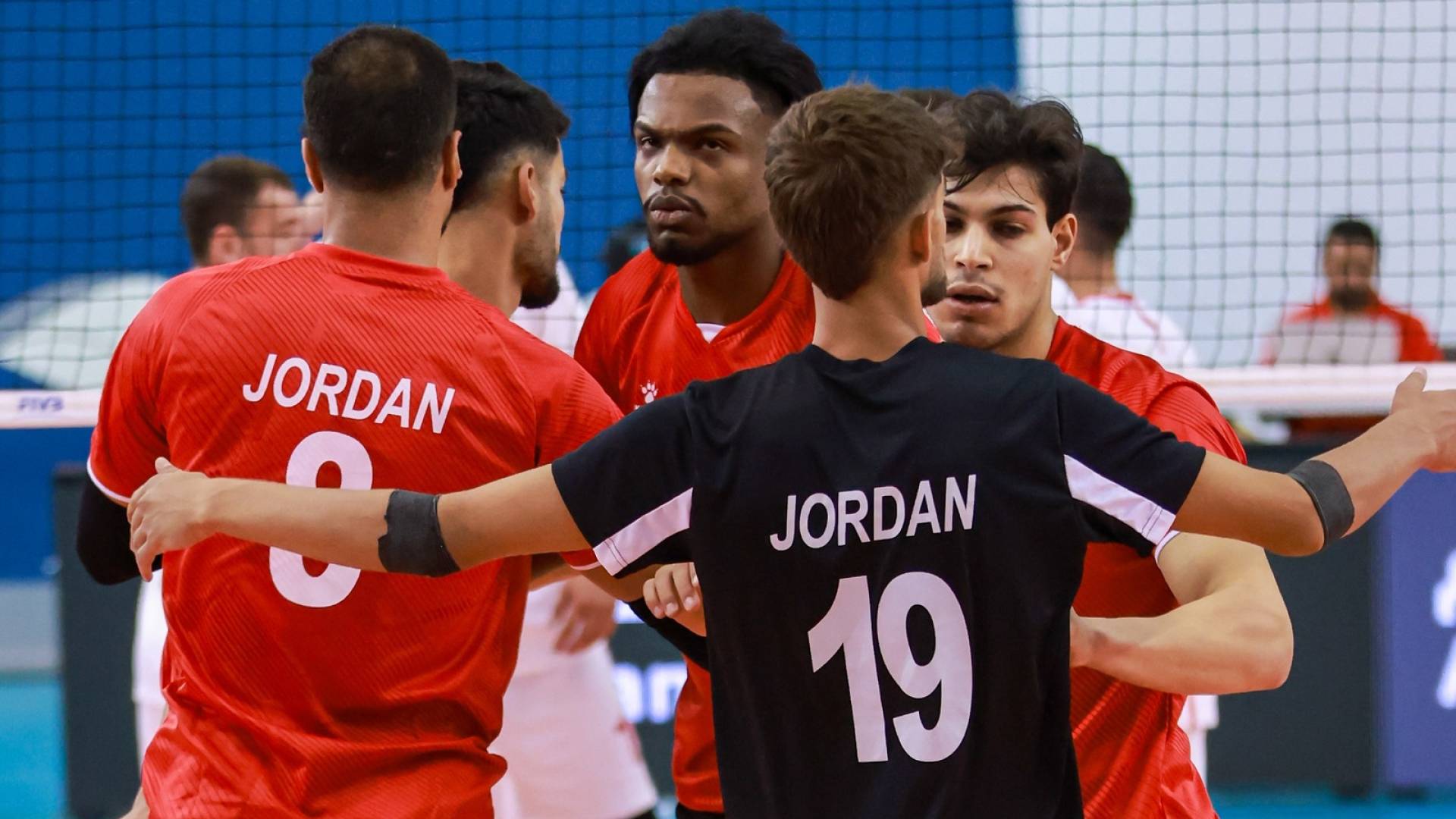 منتخب الطائرة يحقق فوزا مثيرا على لبنان ويتصدر مجموعته في بطولة غرب آسيا