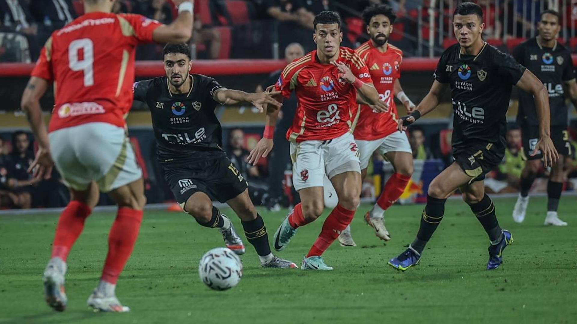 النجم إمام عاشور من مباراة سابقة بين الأهلي والزمالك