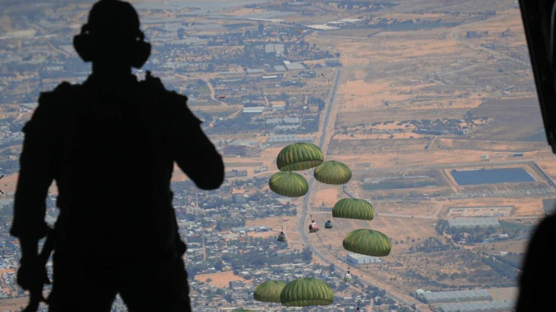 إنزال جوي للقوات المسلحة الأردنية على غزة