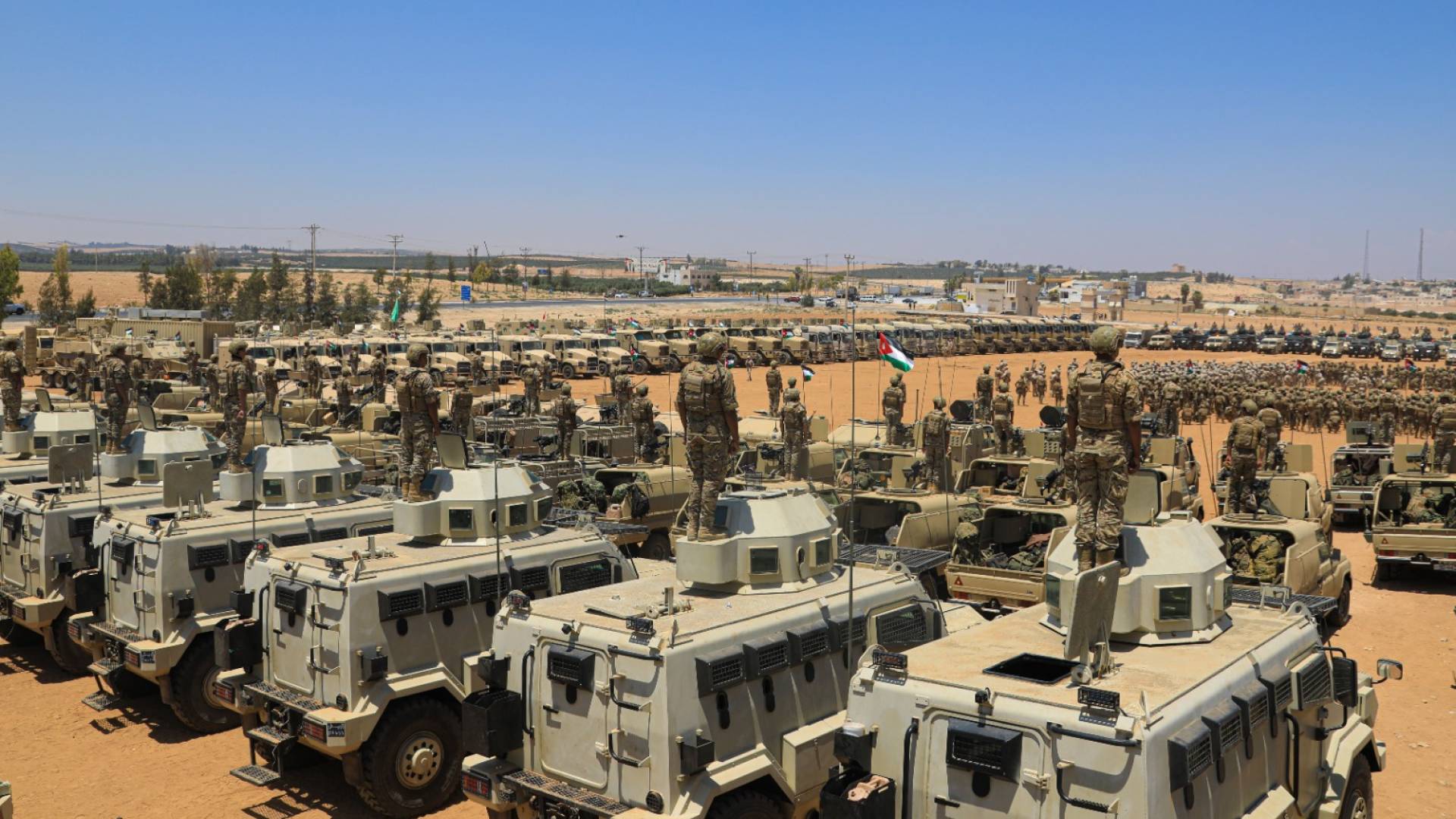 رئيس هيئة الأركان المشتركة يزور الوحدات النوعية المنتشرة ضمن منطقة حدود جابر