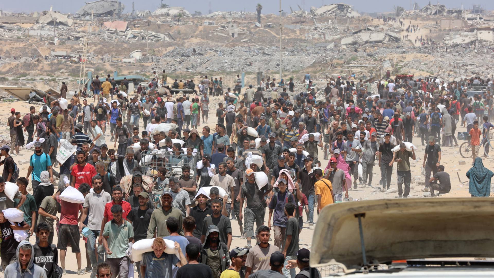 فلسطينيون يتلقون مساعدات إنسانية من نقطة توزيع مساعدات في شمال قطاع غزة