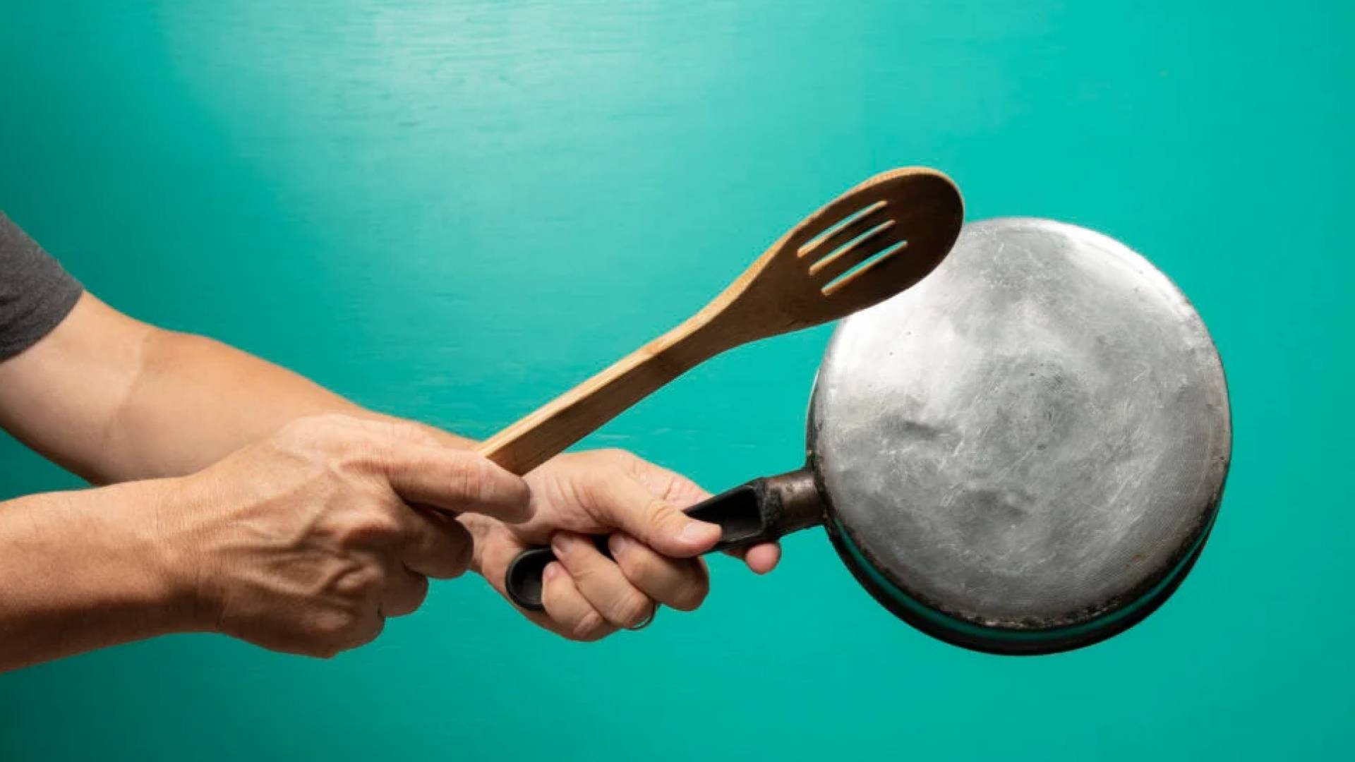 حملة إنسانية عالمية لزيادة الوعي بالمجاعة في غزة عبر ضرب الأواني والمقالي