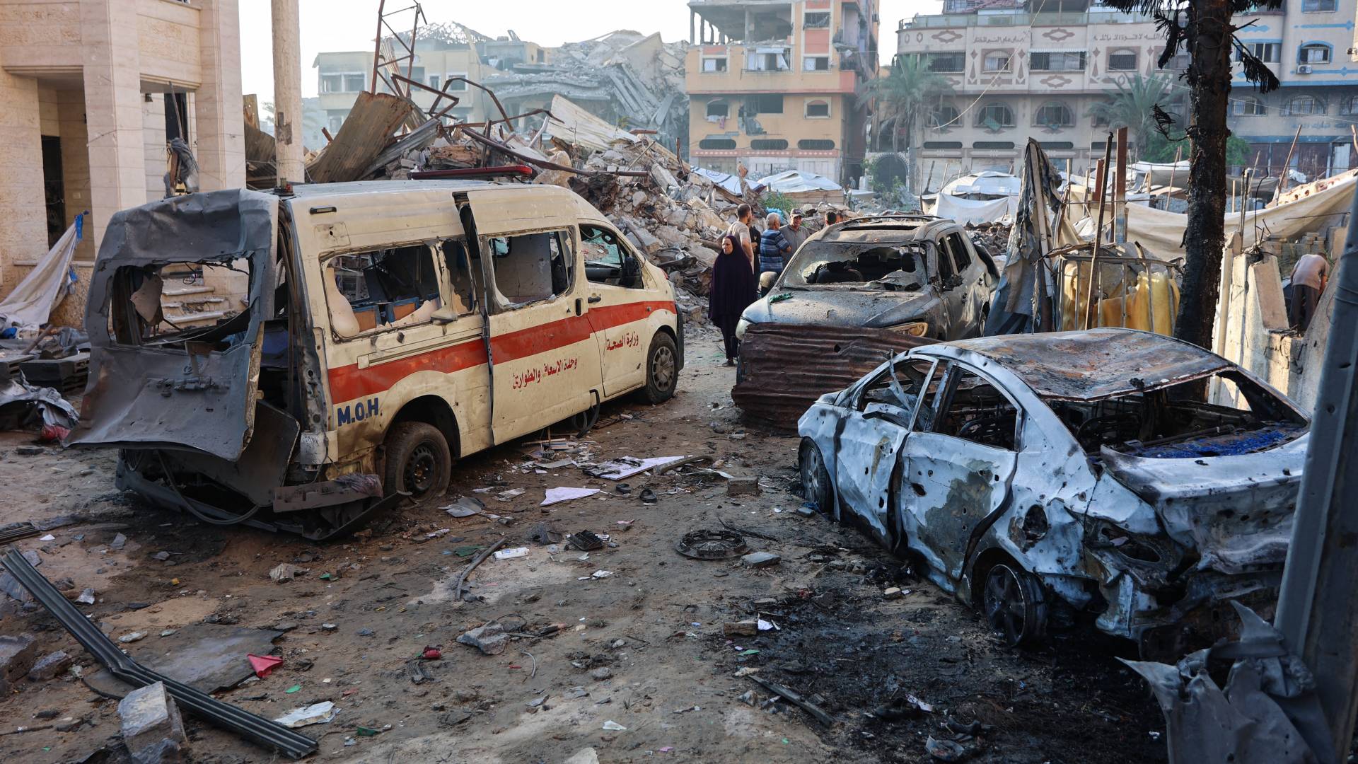 قصف سياراة اسعاف في طقاع غزة