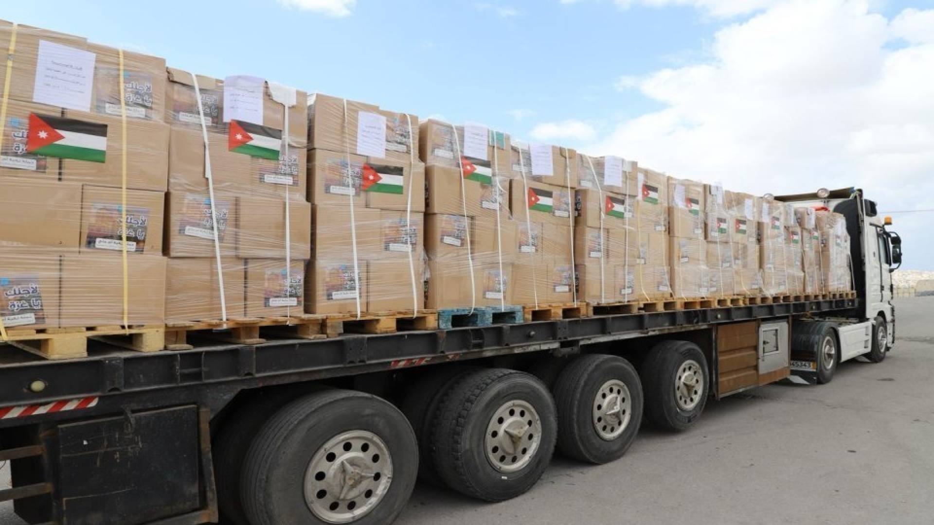 شاحنة تحمل مساعدات