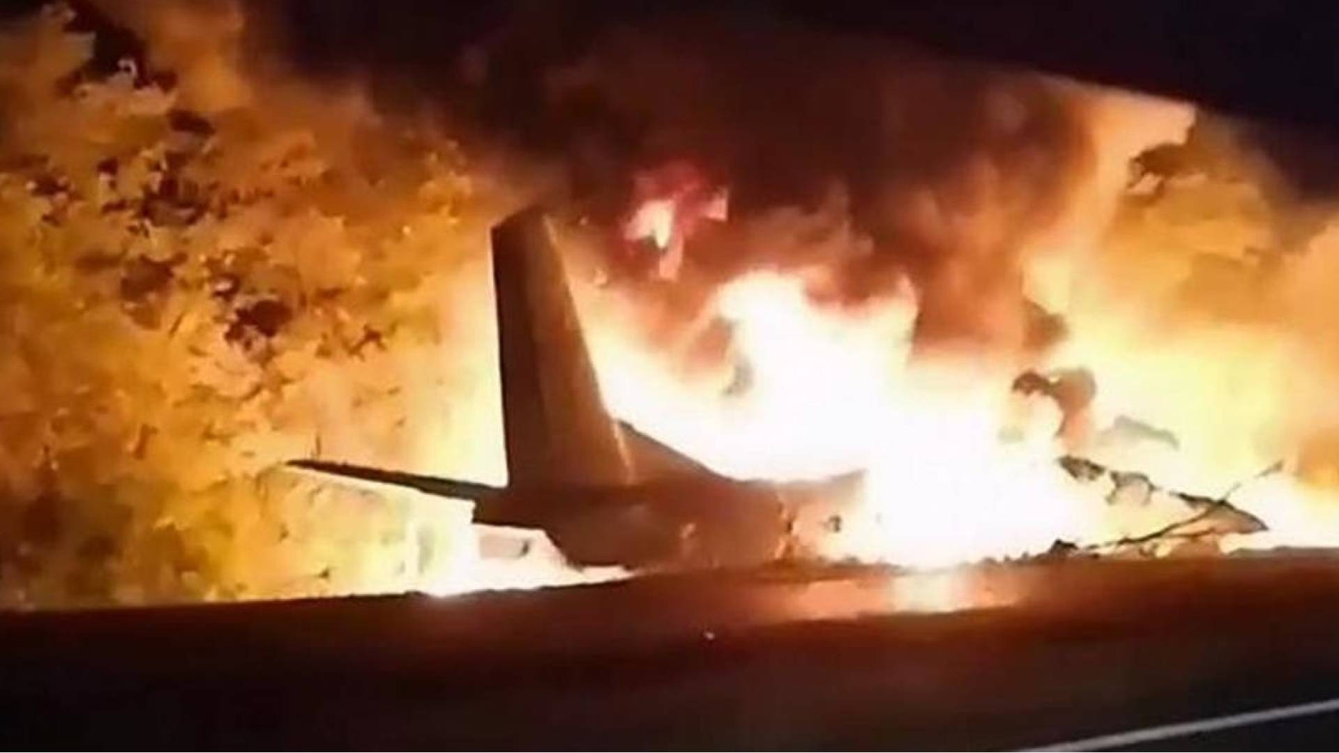 روسيا: عناصر الإنقاذ يعثرون على الطائرة المفقودة في روسيا مشتعلة