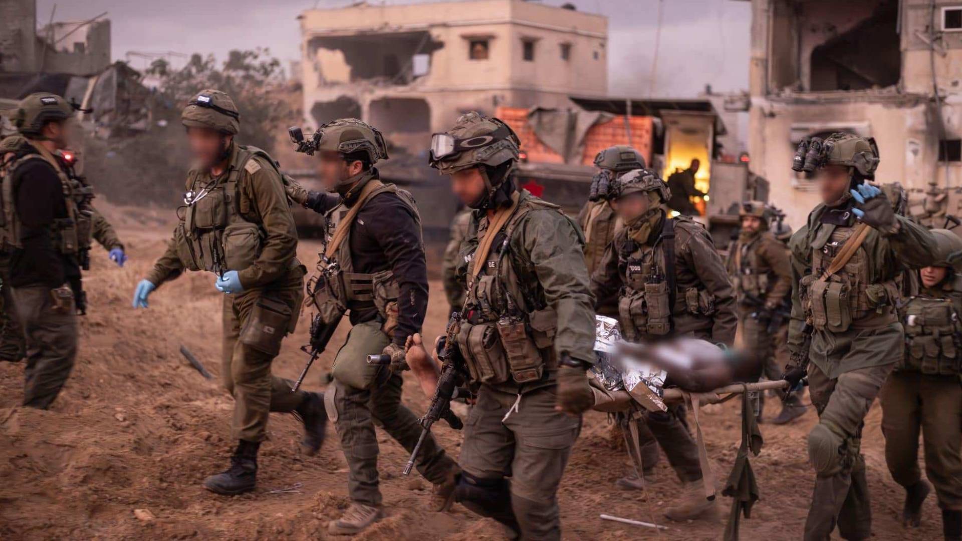 جنود من جيش الاحتلال ينقلون مصابين