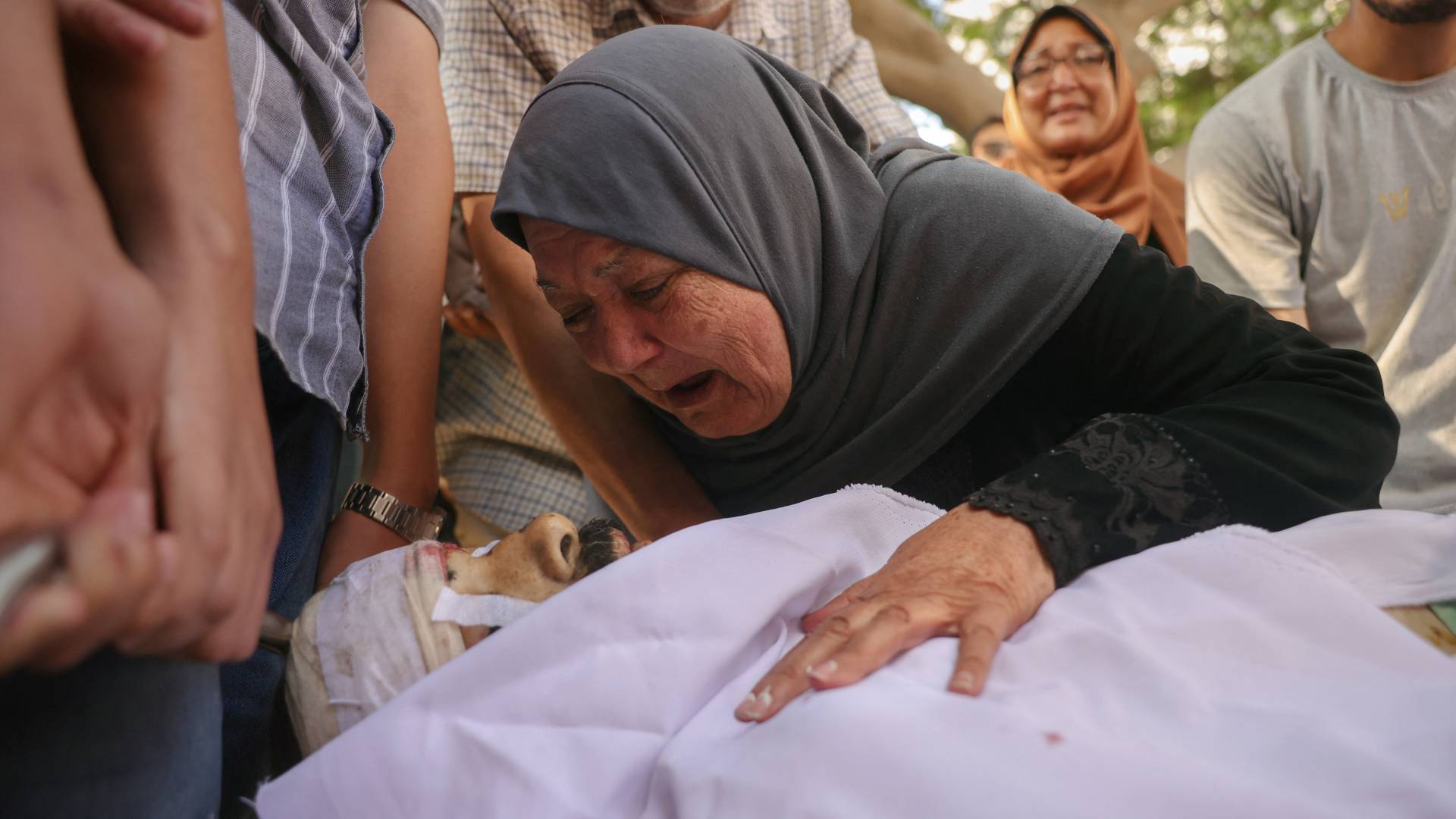 الحزن على الشهداء في غزة
