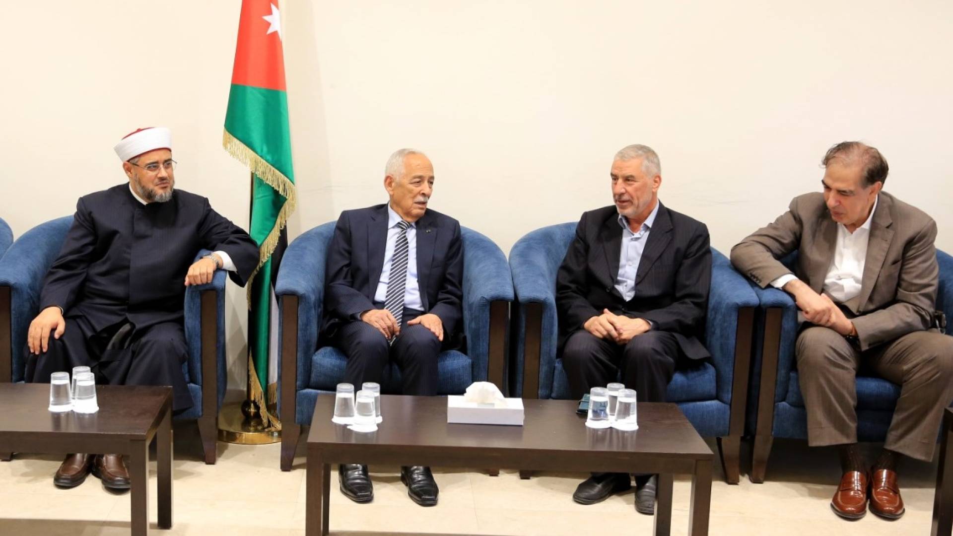 العيسوي يقدم واجب العزاء