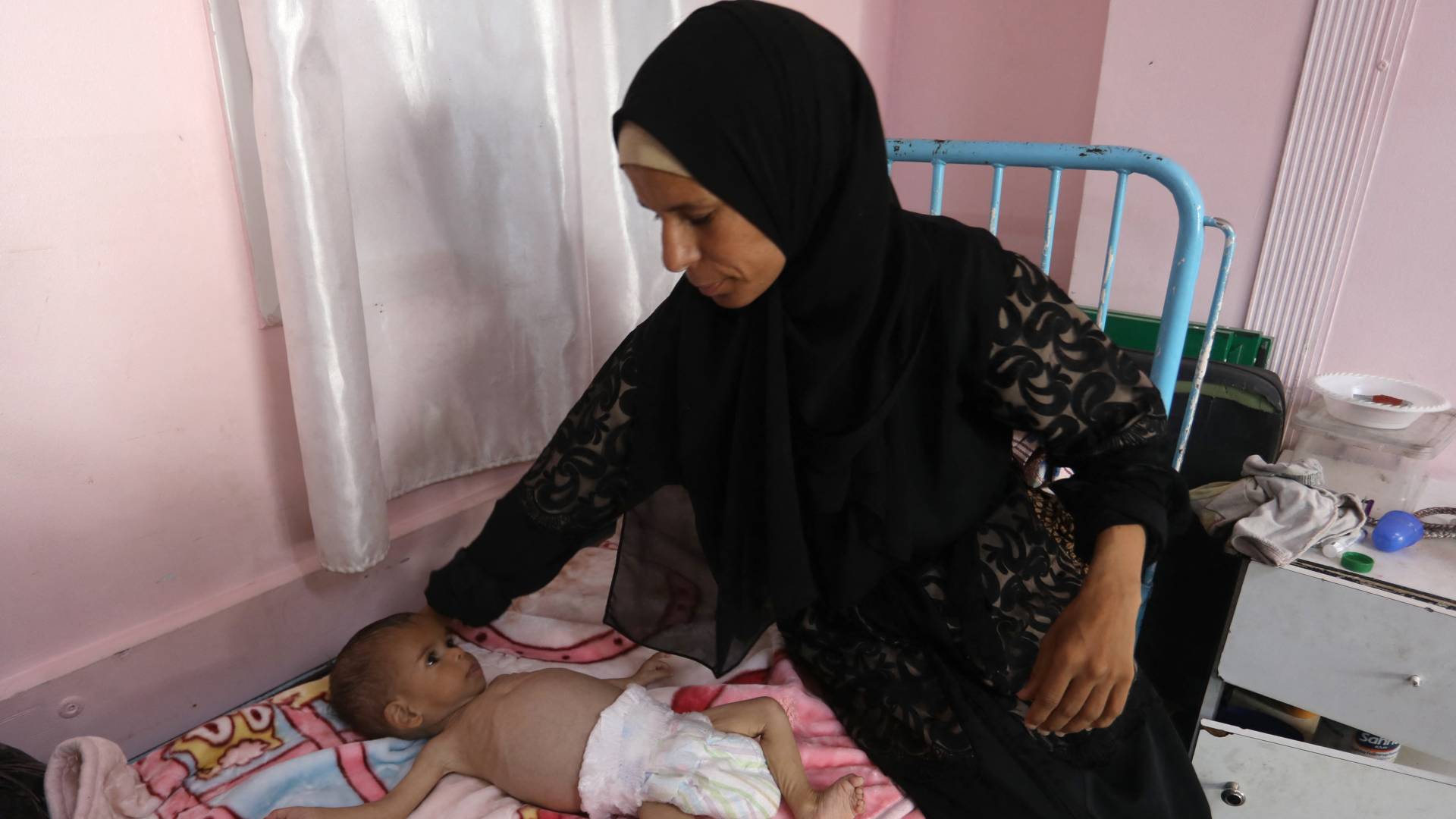 ام وطفلها من قطاع غزة