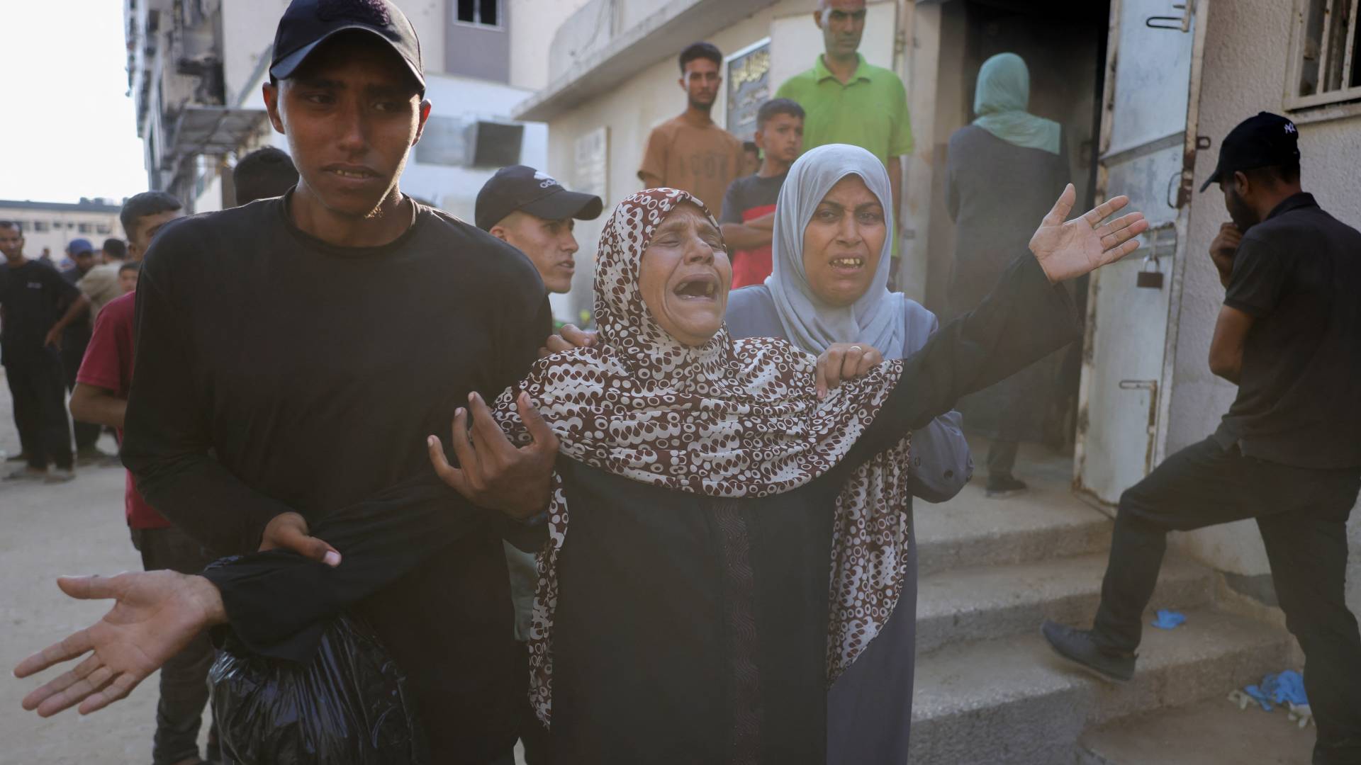 فلسطينية تبكي أحد أفراد عائلتها في غزة