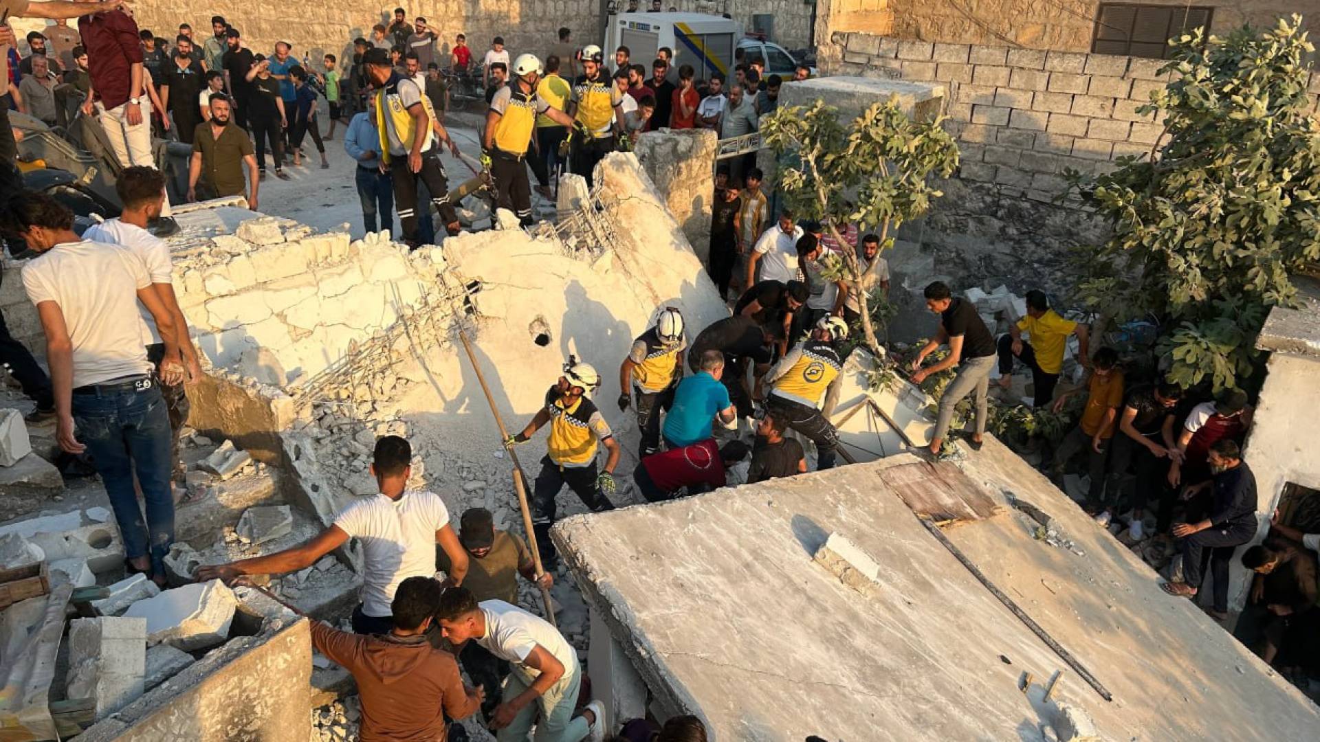 انفجار أحد الأبنية السكنية في بلدة ترمانين بريف إدلب الشمالي