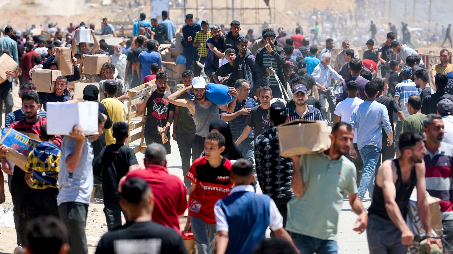 فلسطينيون يتلقون مساعدات إنسانية من نقطة توزيع مساعدات في غزة