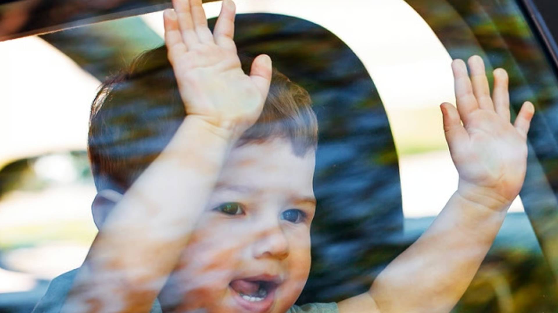 طفل داخل المركبة